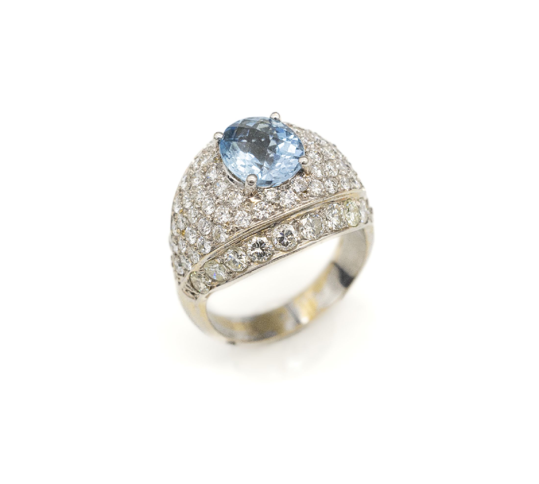 18 kt Gold Brillant-Aquamarin-Ring, WG 750/000, mittig erhaben gefasster ovalfacett. Aquamarin ca. 2.0 ct, 100 Brillanten zus. ca. 3.8 ct ...
