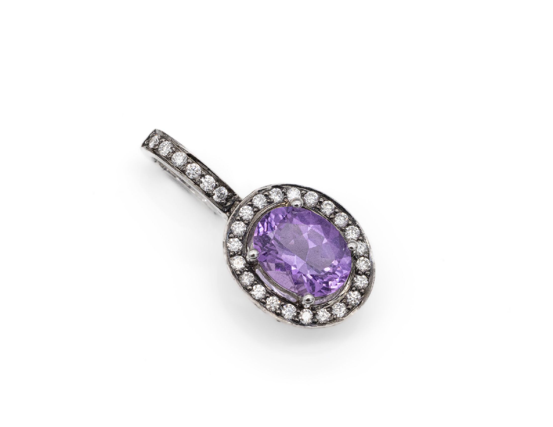 18 kt Gold Clip-Anhänger mit Amethyst und Brillanten, WG 750/000, ovalfacett. Amethyst ca. 1.70 ct, Brillanten zus. ca. 0.49ct Weiß/si, ca. 4.1 g, ...