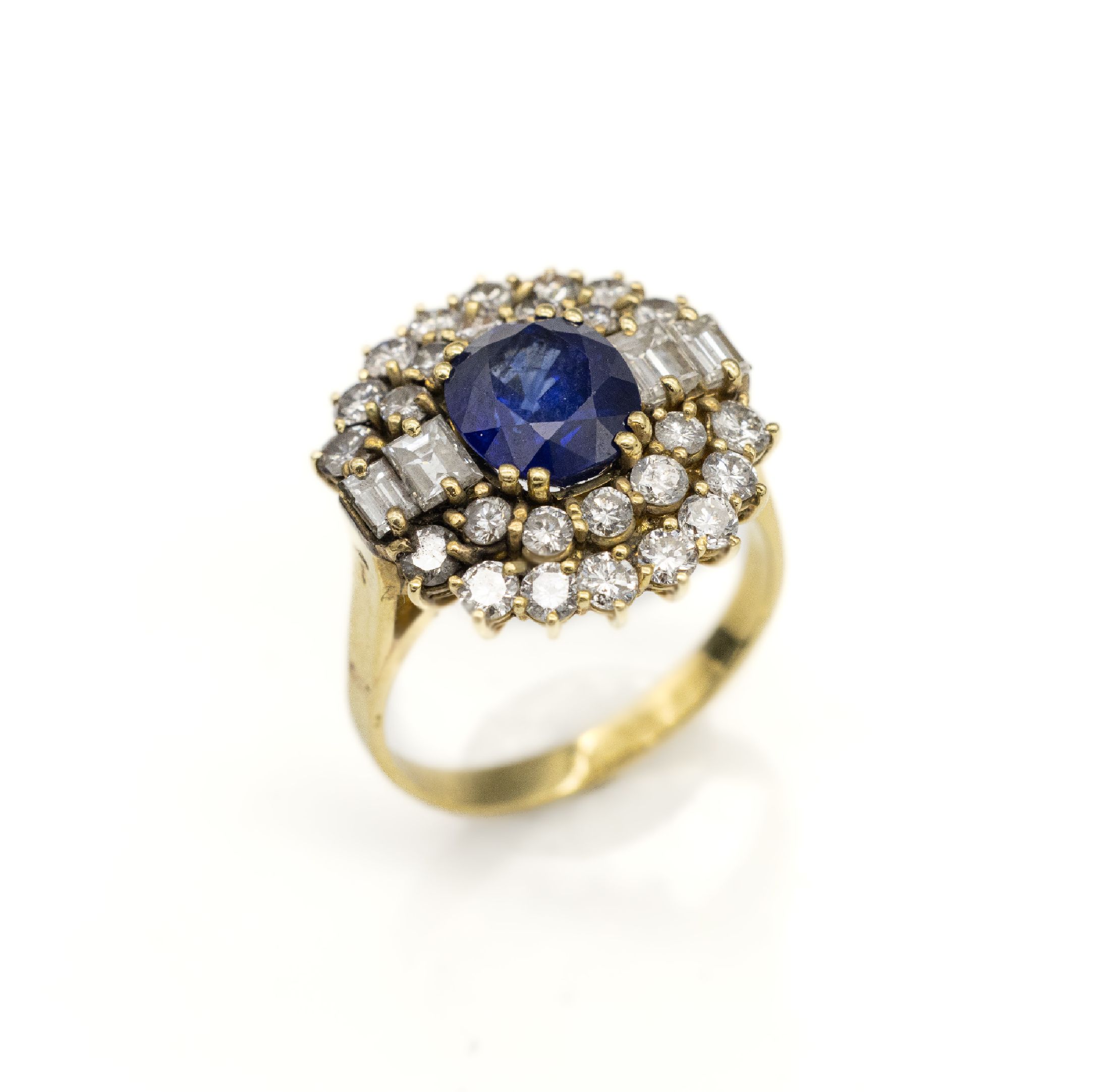 18 kt Gold Saphir-Diamant-Ring, GG 750/000,ovalfacett. Saphir ca. 2.00 ct, 4 Diamantbaguettes und 26 Brillanten zus. ca. 1.50 ct Weiß/si, total ca. ...