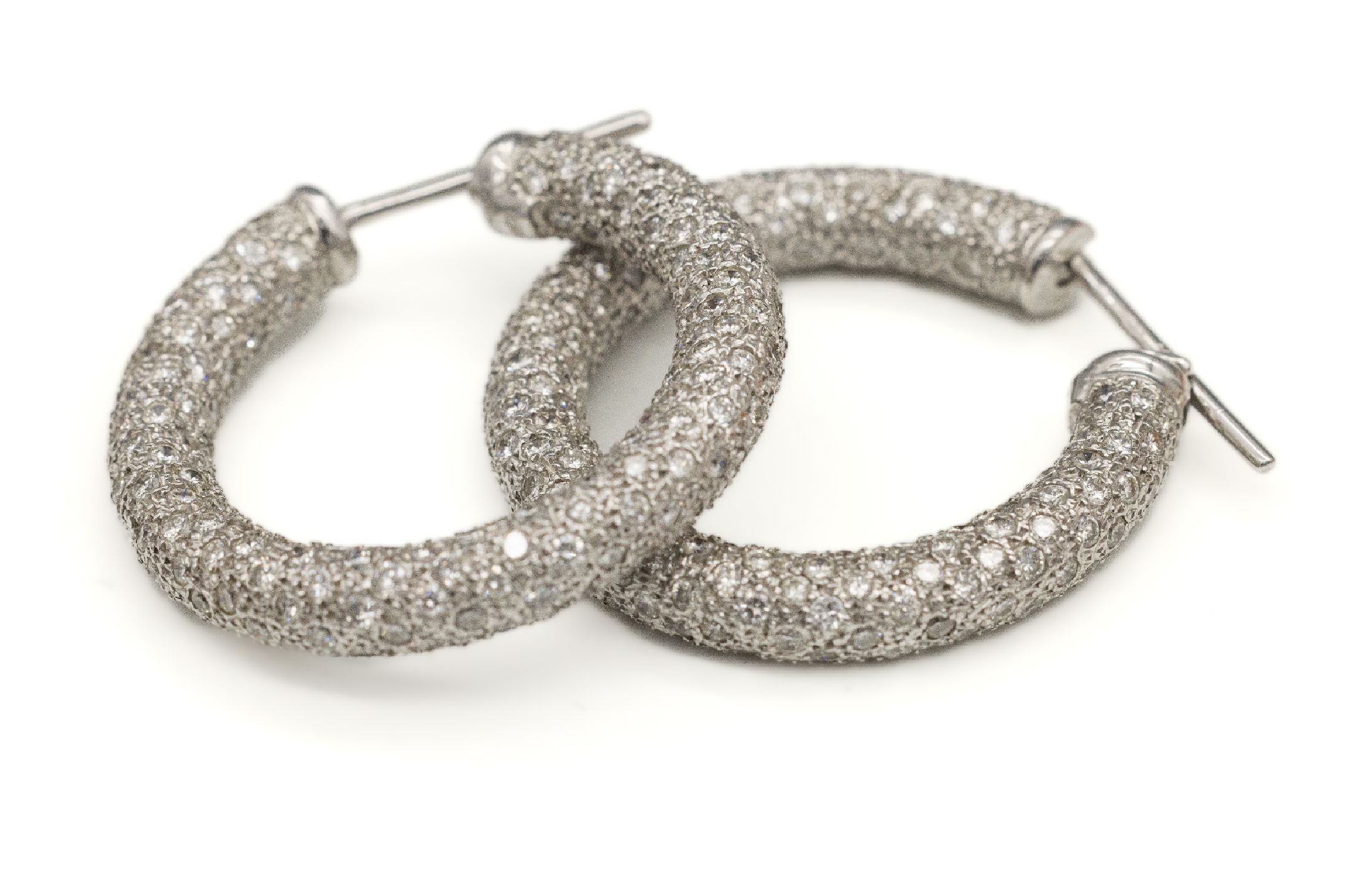 Detail a: Paar 18 kt Gold Diamant-Ohrcreolen, WG 750/000, Brillanten zus. ca. 6.00 ct Weiß/ si, D. ca. 2 cm, ca. 15.6 g
