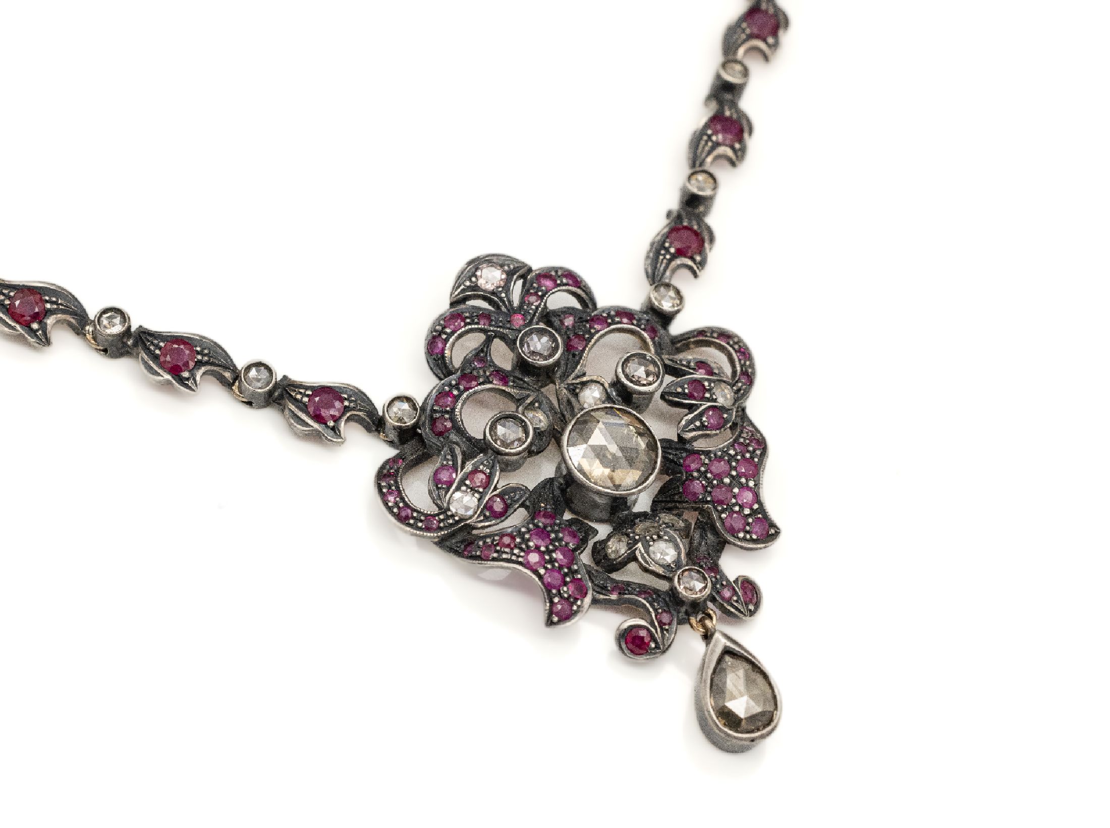 Collier mit Rubinen und Diamanten, um 1800, GG/Silber, rundfacett. Rubine zus. ca. 4.00 ct z.T. l. besch., Diamantrosen zus. ca. 6.00 ct, florale ...