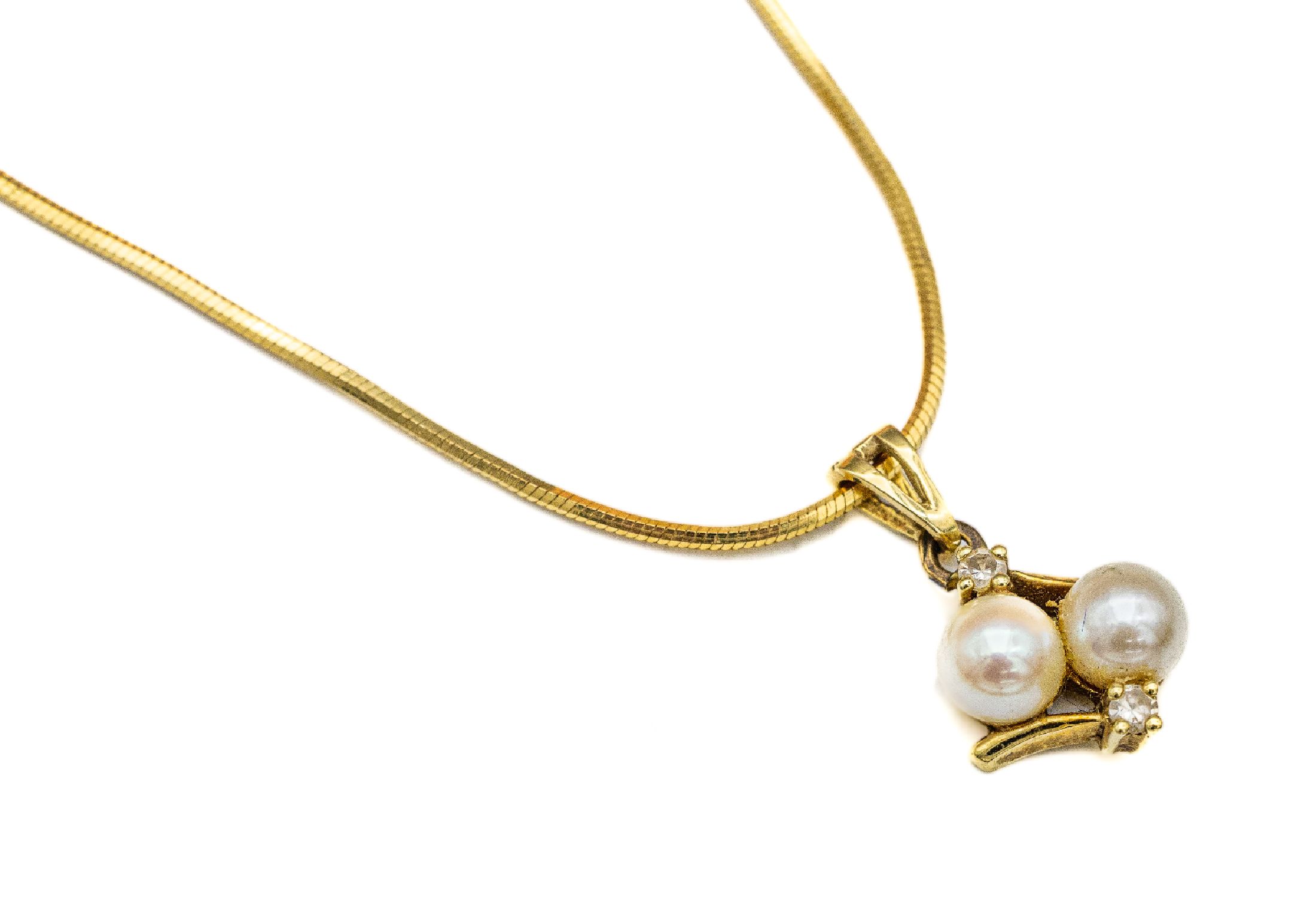 14 kt Gold Zuchtperl-Diamant-Collier, GG 585/000, 2 kl. Zuchtperlen, 2 kl. 8/8- Diamanten, L. ca. 39 cm, Federringschließe, ca. 4.8 g