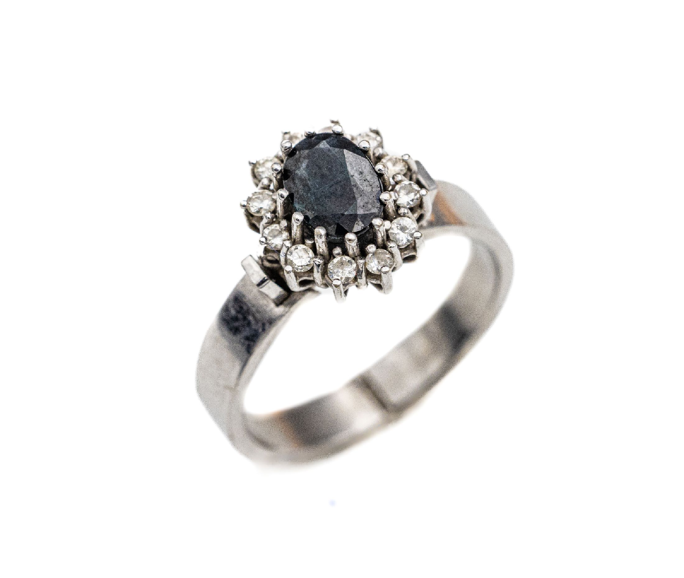 14 kt Gold Saphir-Brillant-Ring, WG 585/000, mittig ovalfacett. Saphir ca. 1.10 ctct, umgeben von 12 Brillanten zus. ca. 0.24 ctWeiß/si-p 1, ...