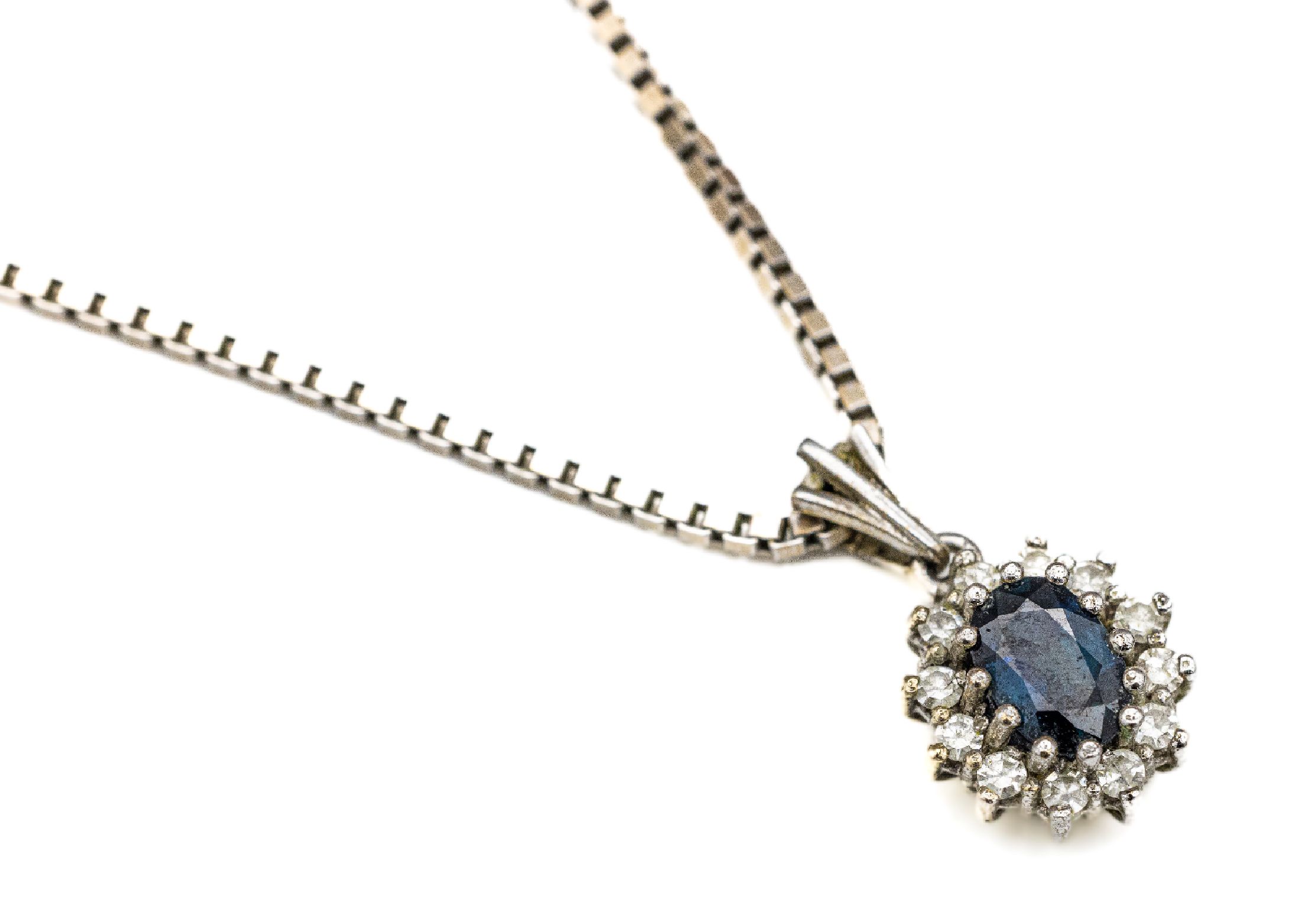 14 kt Gold Diamant-Saphir-Anhänger, WG 585/000, mittig ovalfacett. Saphir ca. 1.00 ctumgeben von 12 8/8-Diamanten zus. ca. 0.24 ct Weiß/si-p1, an ...