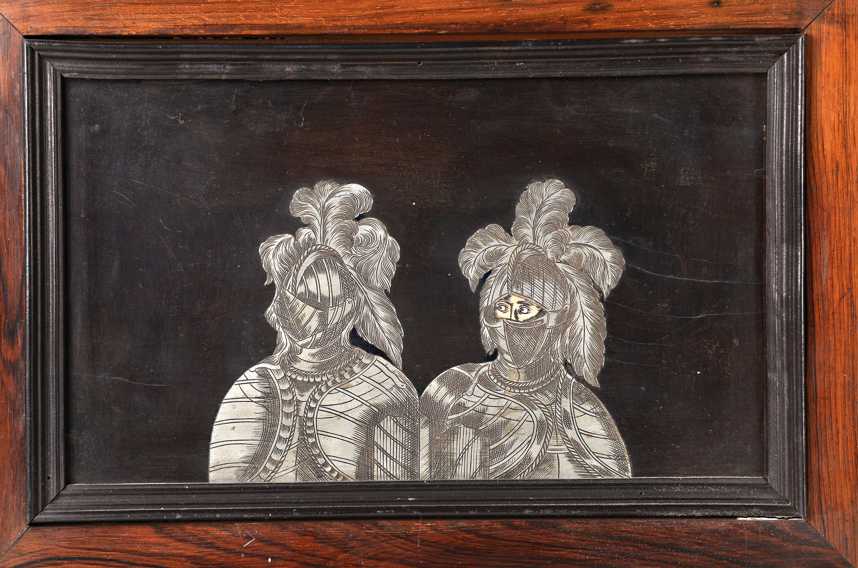 Detail b: Modelltruhe/Kabinettmöbel, Historismus, um 1880/90, mit gedrechselten Beinsäulchen, Horneinlagen und Zinnauflagen, Rittermotive auf Vorder- und ...