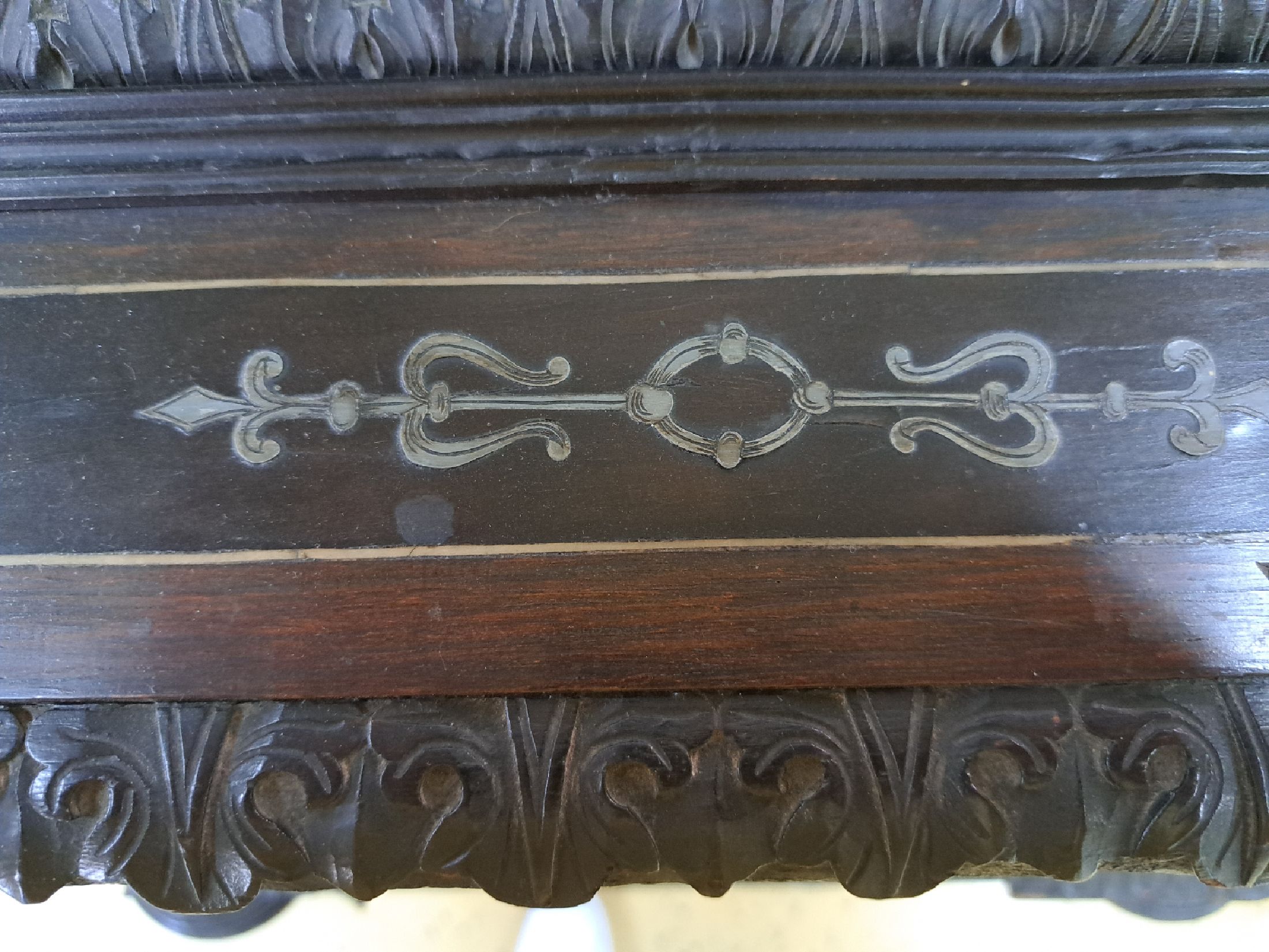 Detail h: Modelltruhe/Kabinettmöbel, Historismus, um 1880/90, mit gedrechselten Beinsäulchen, Horneinlagen und Zinnauflagen, Rittermotive auf Vorder- und ...
