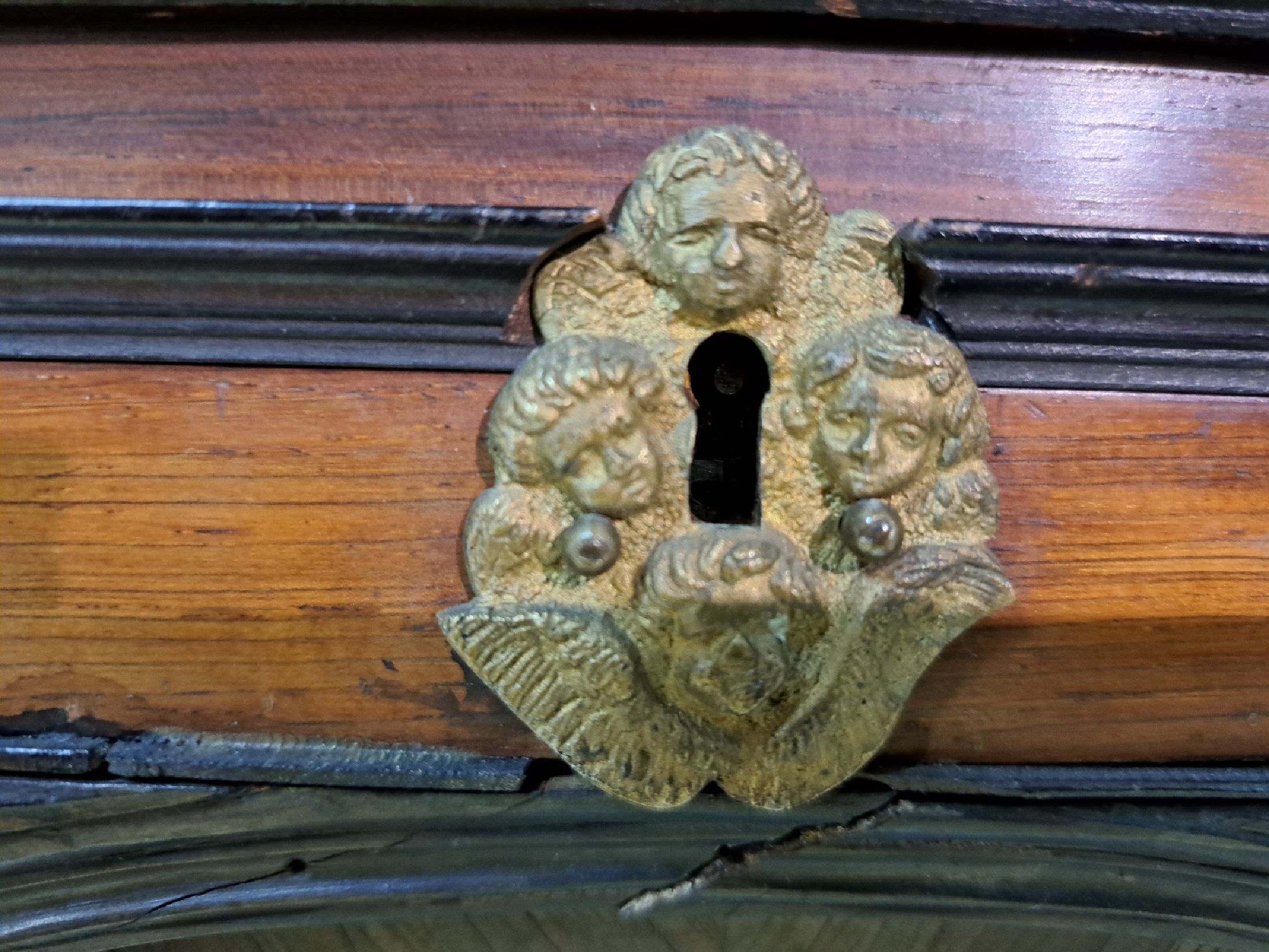 Detail k: Modelltruhe/Kabinettmöbel, Historismus, um 1880/90, mit gedrechselten Beinsäulchen, Horneinlagen und Zinnauflagen, Rittermotive auf Vorder- und ...