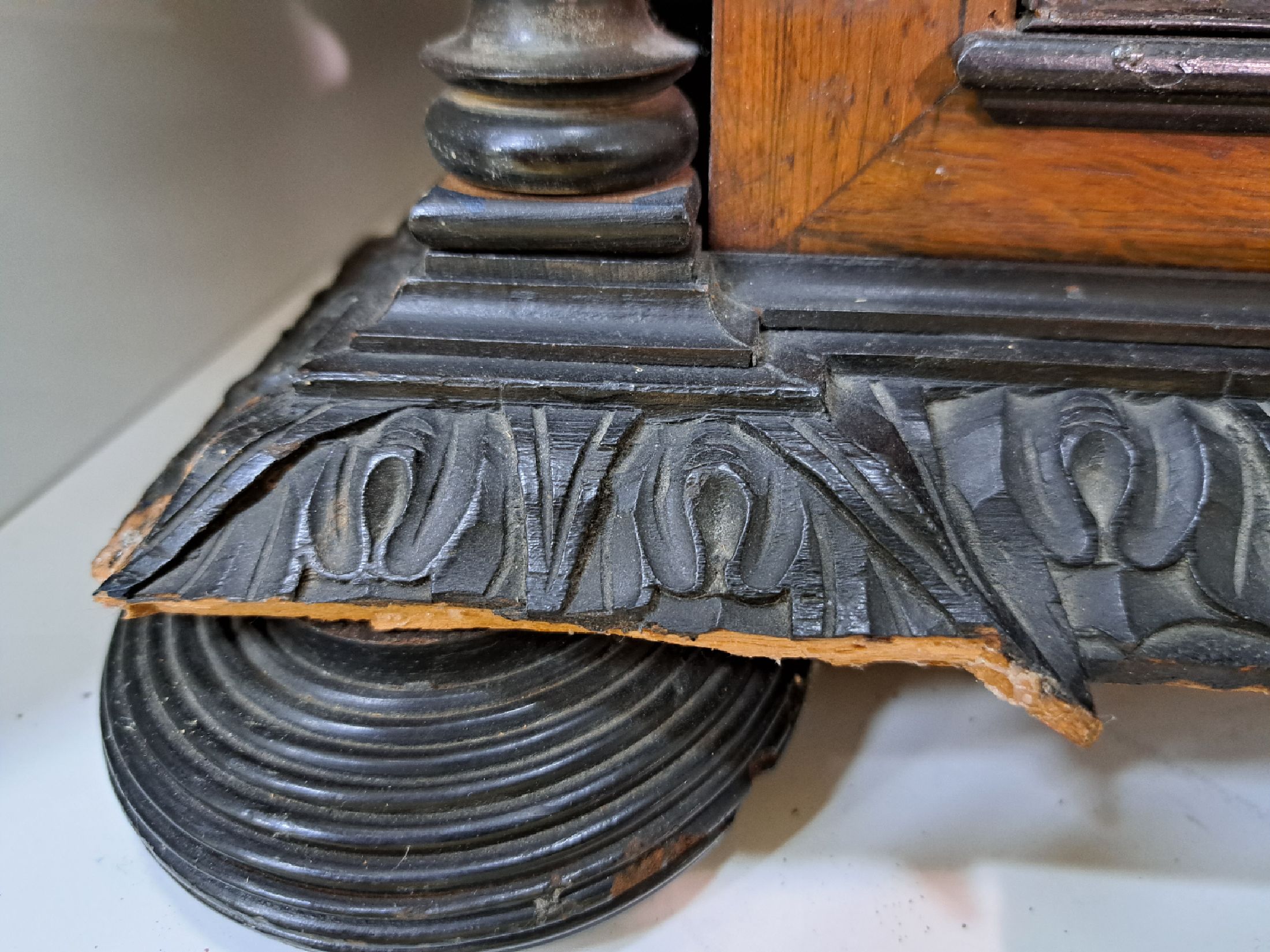 Detail l: Modelltruhe/Kabinettmöbel, Historismus, um 1880/90, mit gedrechselten Beinsäulchen, Horneinlagen und Zinnauflagen, Rittermotive auf Vorder- und ...