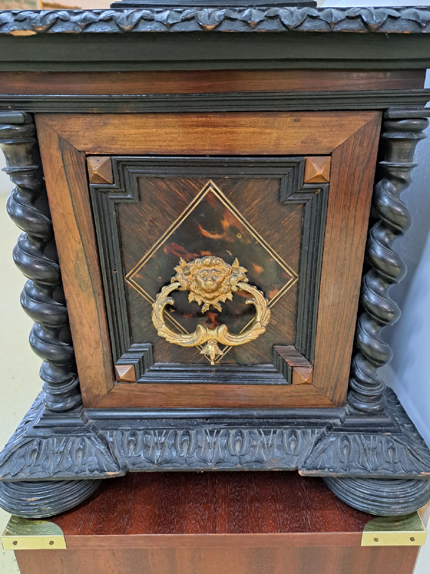 Detail m: Modelltruhe/Kabinettmöbel, Historismus, um 1880/90, mit gedrechselten Beinsäulchen, Horneinlagen und Zinnauflagen, Rittermotive auf Vorder- und ...