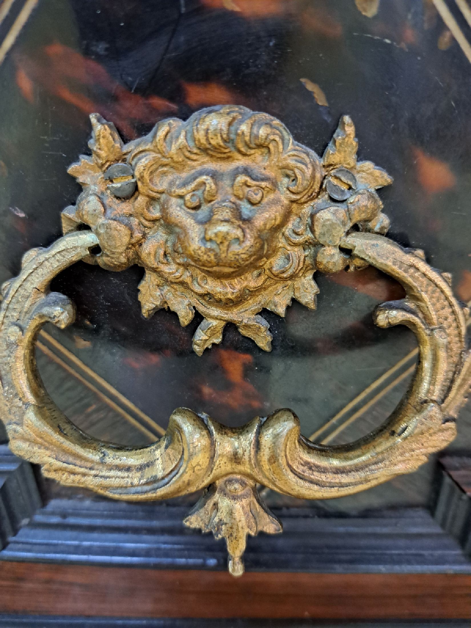 Detail n: Modelltruhe/Kabinettmöbel, Historismus, um 1880/90, mit gedrechselten Beinsäulchen, Horneinlagen und Zinnauflagen, Rittermotive auf Vorder- und ...