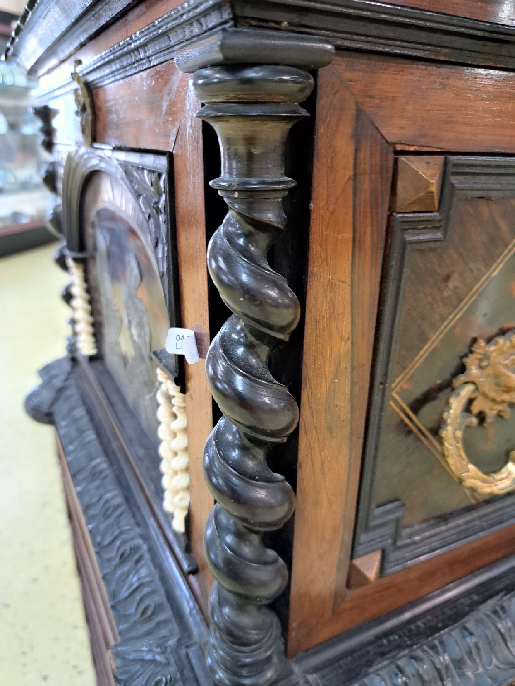 Detail o: Modelltruhe/Kabinettmöbel, Historismus, um 1880/90, mit gedrechselten Beinsäulchen, Horneinlagen und Zinnauflagen, Rittermotive auf Vorder- und ...