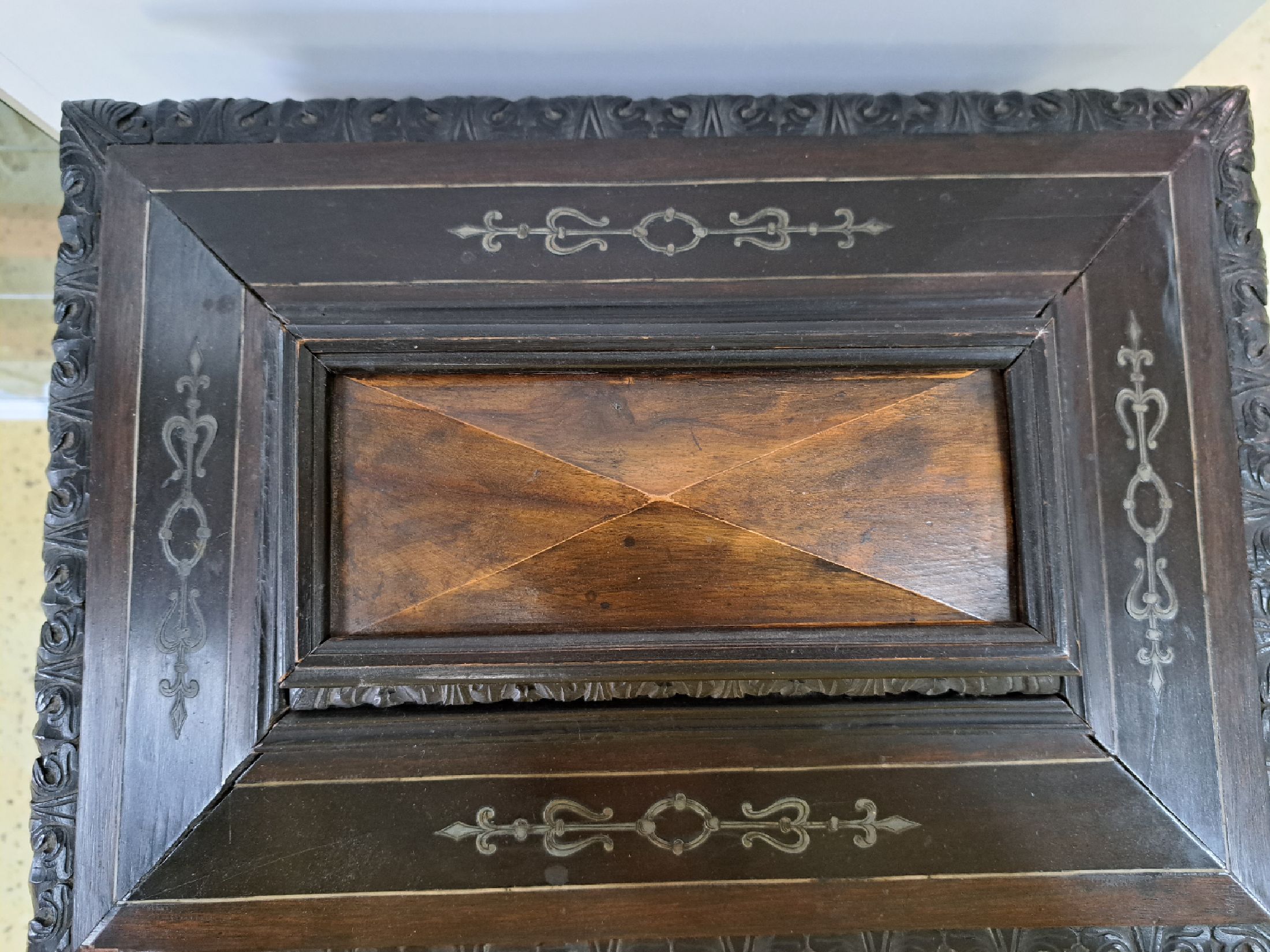 Detail p: Modelltruhe/Kabinettmöbel, Historismus, um 1880/90, mit gedrechselten Beinsäulchen, Horneinlagen und Zinnauflagen, Rittermotive auf Vorder- und ...