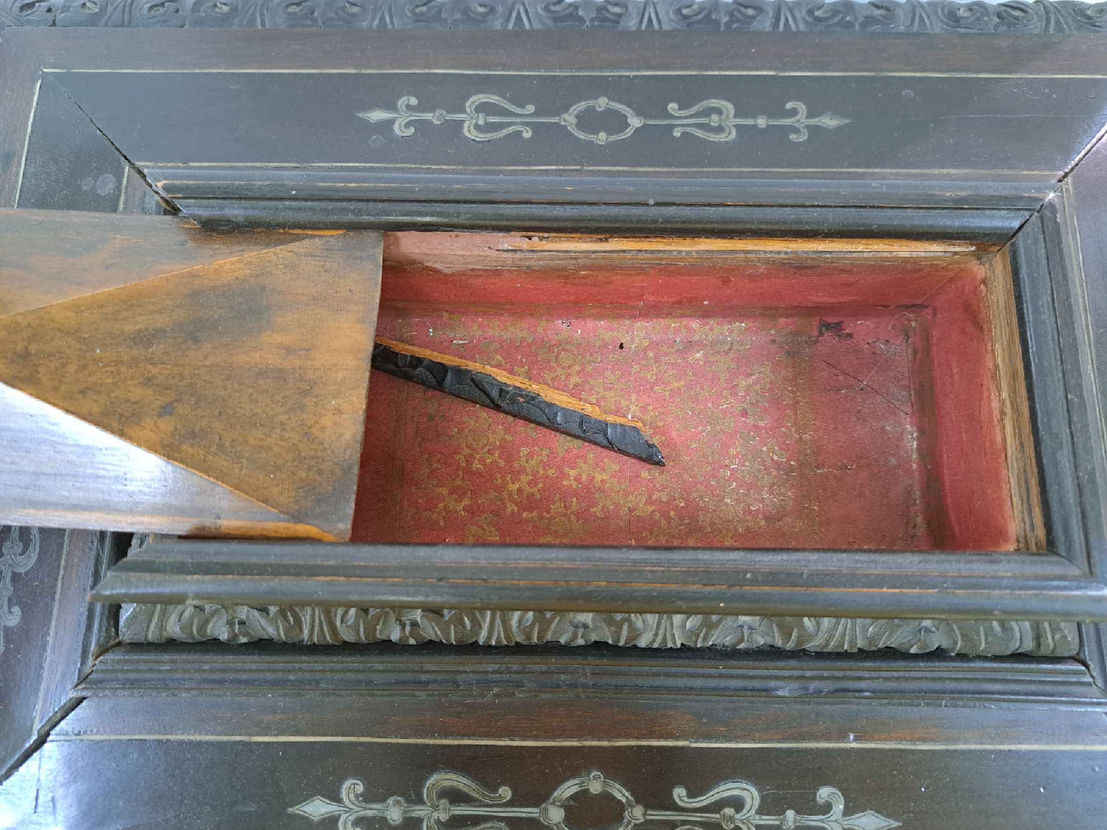 Detail r: Modelltruhe/Kabinettmöbel, Historismus, um 1880/90, mit gedrechselten Beinsäulchen, Horneinlagen und Zinnauflagen, Rittermotive auf Vorder- und ...