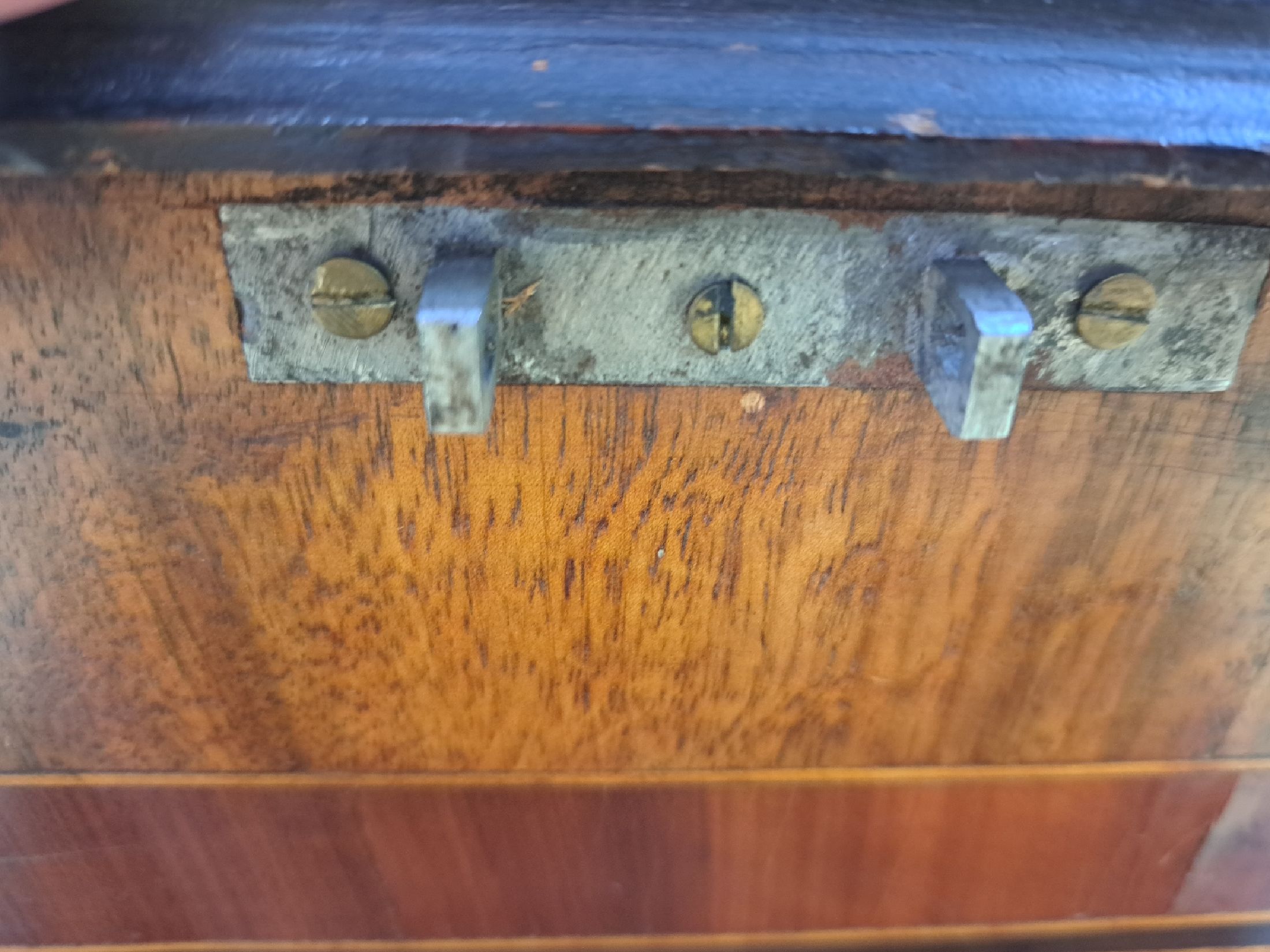 Detail s: Modelltruhe/Kabinettmöbel, Historismus, um 1880/90, mit gedrechselten Beinsäulchen, Horneinlagen und Zinnauflagen, Rittermotive auf Vorder- und ...