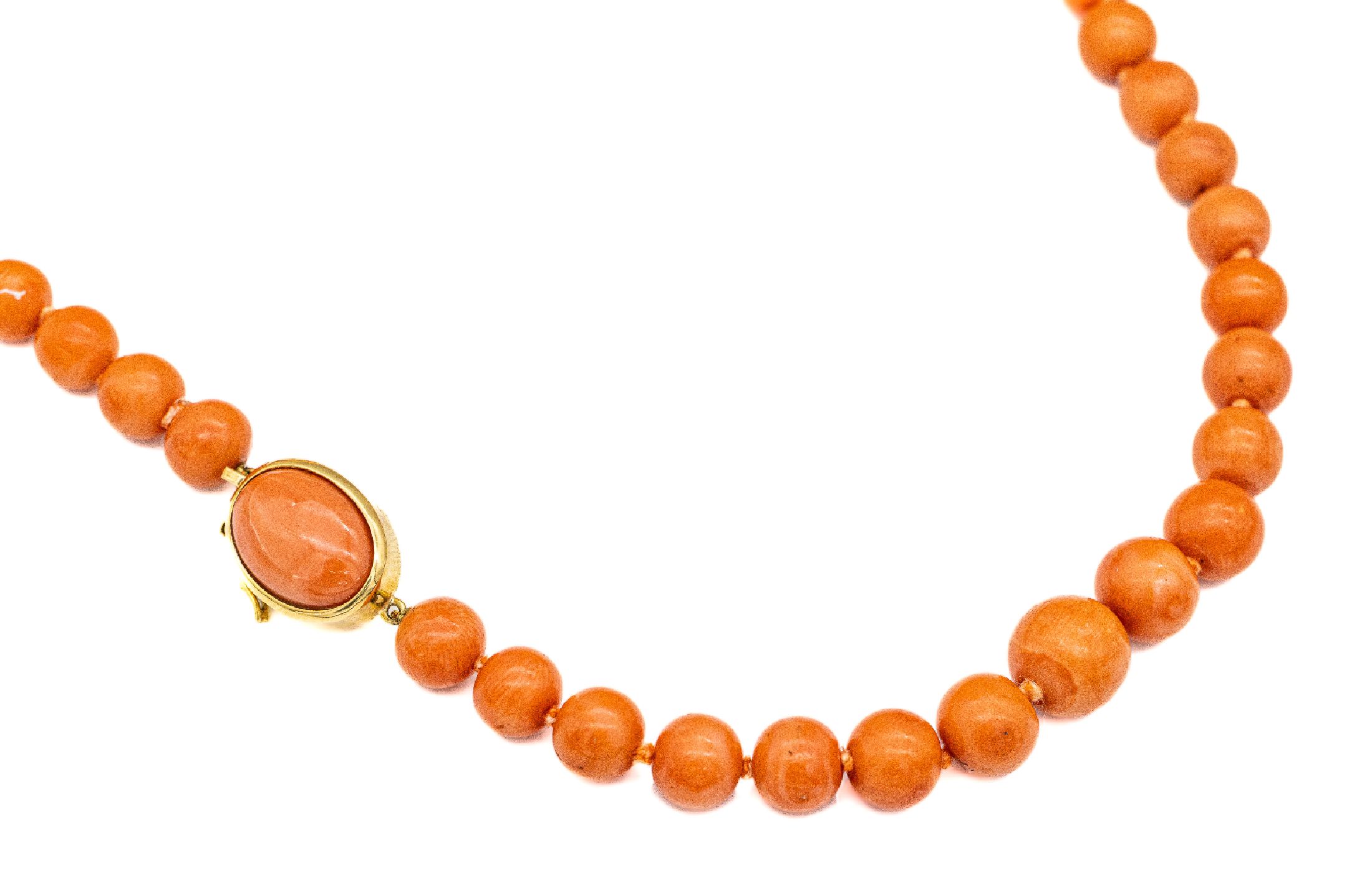 Collier aus Korallenkugeln, Schließe GG 750/000 mit Korallencabochon, D. im Verlauf ca. 7 - 12 mm, L. ca. 46 cm, Kastenschloß mit Sicherheitsacht, ...