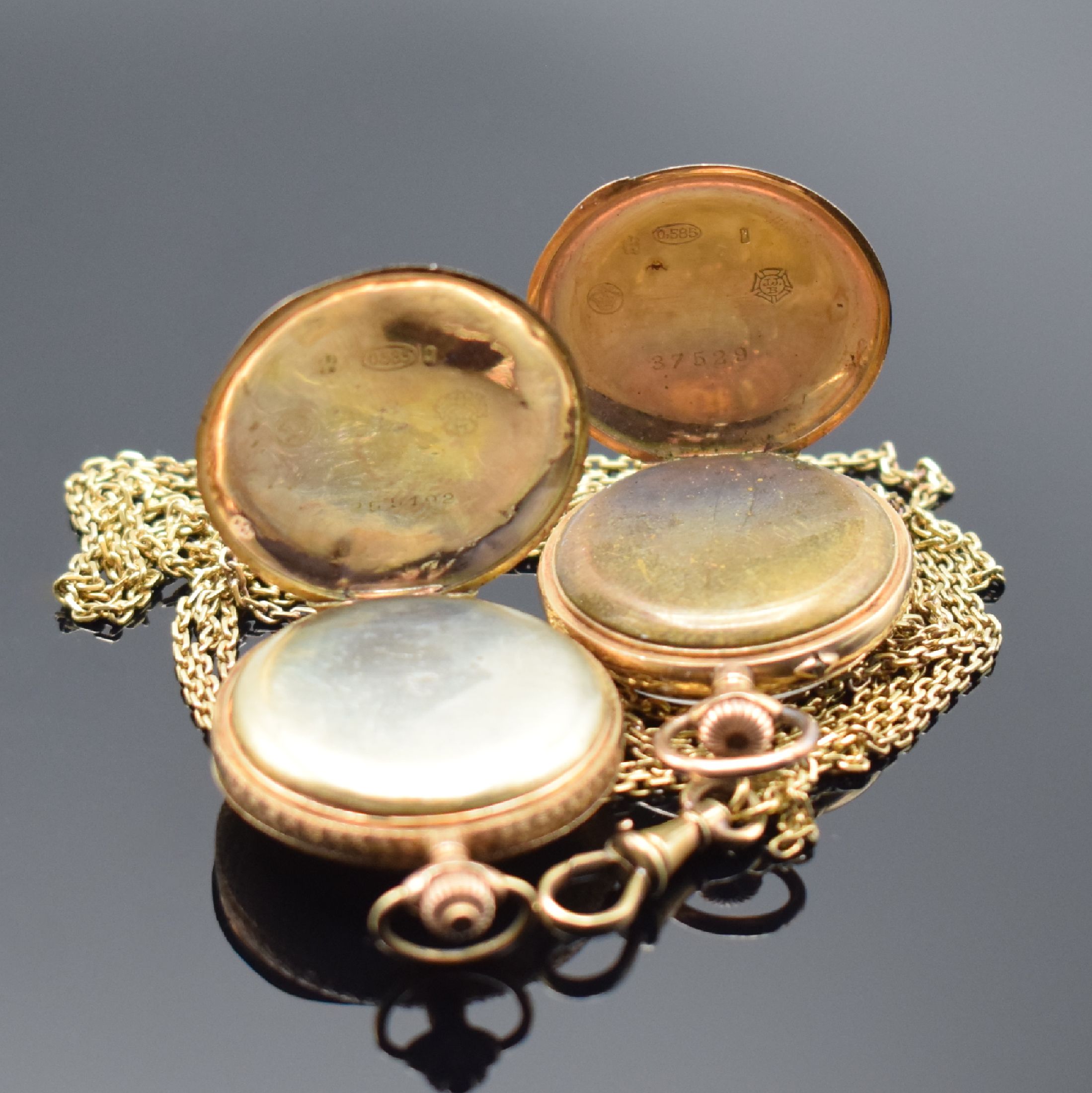 Detail d: 2 Damentaschenuhren und Kette in GG und RG 585/000, Uhren Schweiz um 1890, Kette später, beide m. Kronenaufzug, Zylinderhemmung, Emailzifferblätter ...