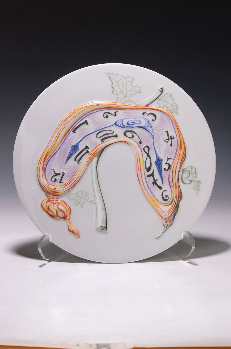 Salvador Dali, Jahresteller von Rosenthal 1976, runder POrzellanteller mit leicht erhabenem Uhrenmotiv auf weißem Fond, unterseitig gemarkt und num. ...