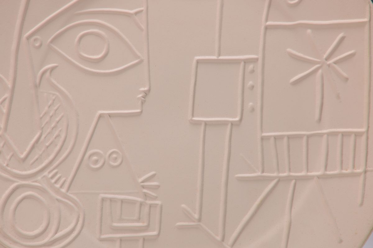 Detail a: Pablo Picasso, 1881 Malaga - 1973 Mougins, große runde Schale, Fayence, Reliefdekor: "Jacqueline au Chevalet", 1956, Oberseite unglasiert, ...