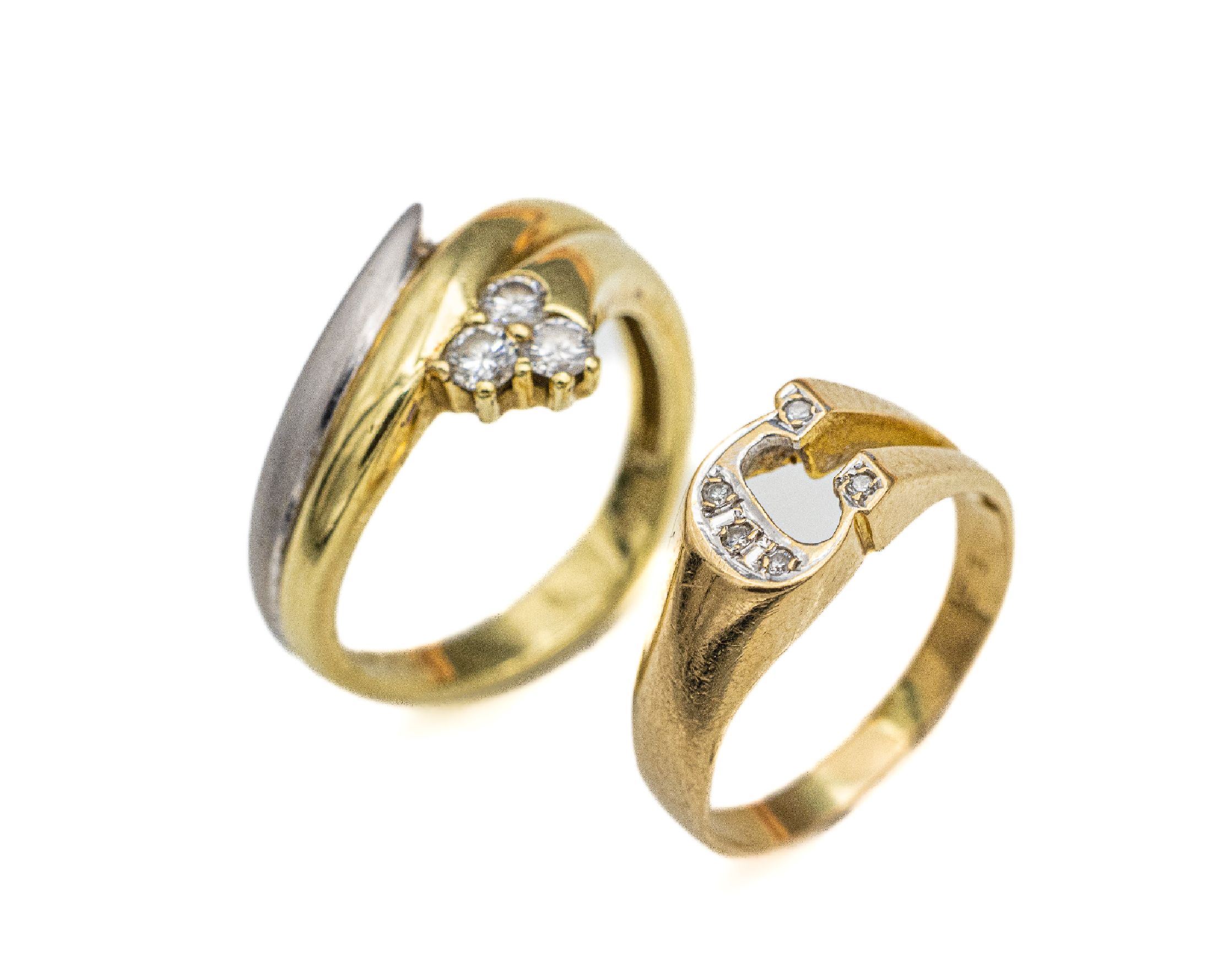 Konvolut 2 14 kt Gold Diamant-Ringe, GG 585/000, 1 x mit 3 Brillanten zus. ca. 0.30 ct Weiß/si, RW 57, und 1 x Ringkopf in Form eines C, mit 5 ...