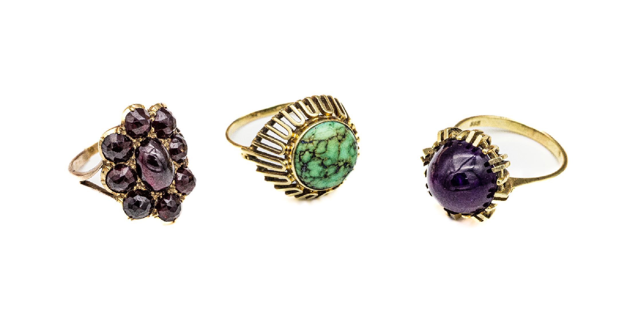 Konvolut 3 Farbstein-Ring, GG 585/000, 1 x mit Amethyst-Cabochon, RW 58, 1 x mit Türkis- Cabochon, RW 58, und 1 x mit 9 Granaten, RW 55, ...
