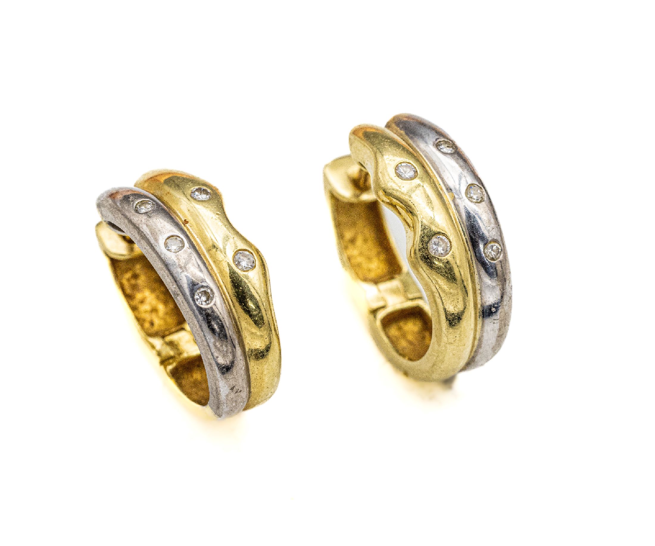 Paar 14 kt Gold Brillant-Ohrcreolen, GG/WG 585/000, insg. 10 Brillanten zus. ca. 0.10 ct Weiß/si, D. ca. 1.5 cm, ca. 7.8 g