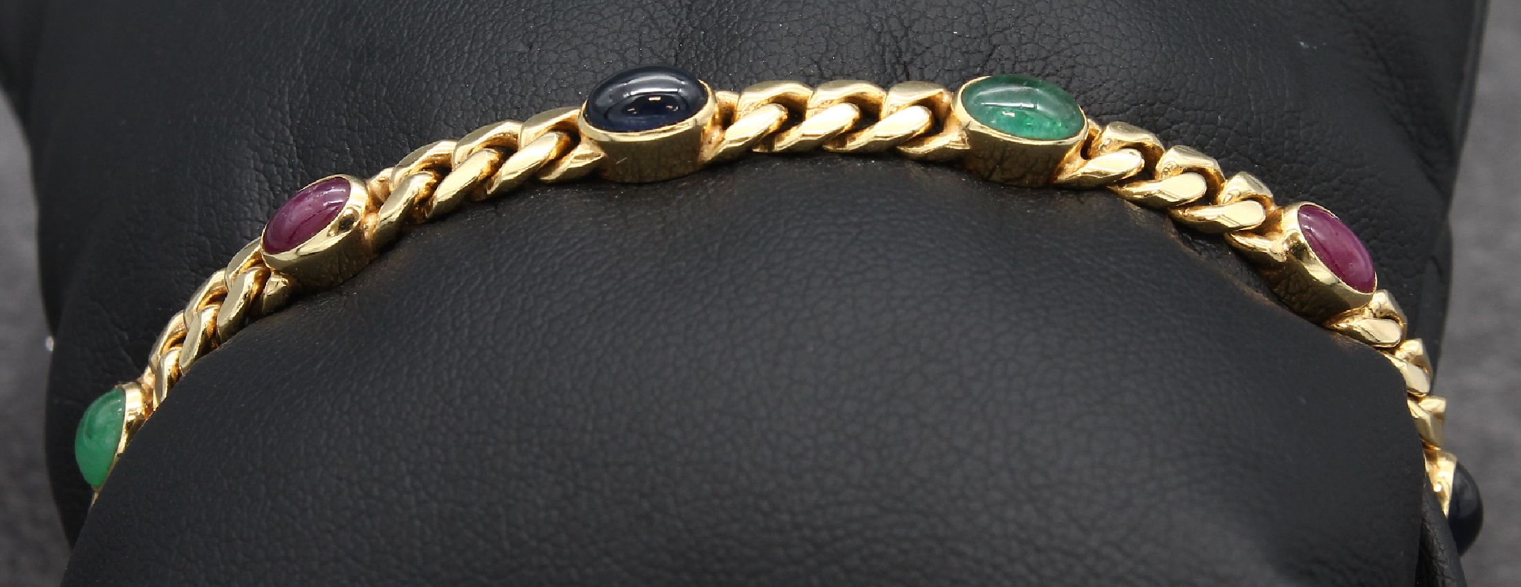 Detail a: 14 kt Gold Farbstein-Armband, GG 585/000, 4Saphir-, 3 Rubin- und 3 Smaragd-Cabochons zus.ca. 6.0 ct, L. ca. 19 cm, Kastenschloss mit 2 ...