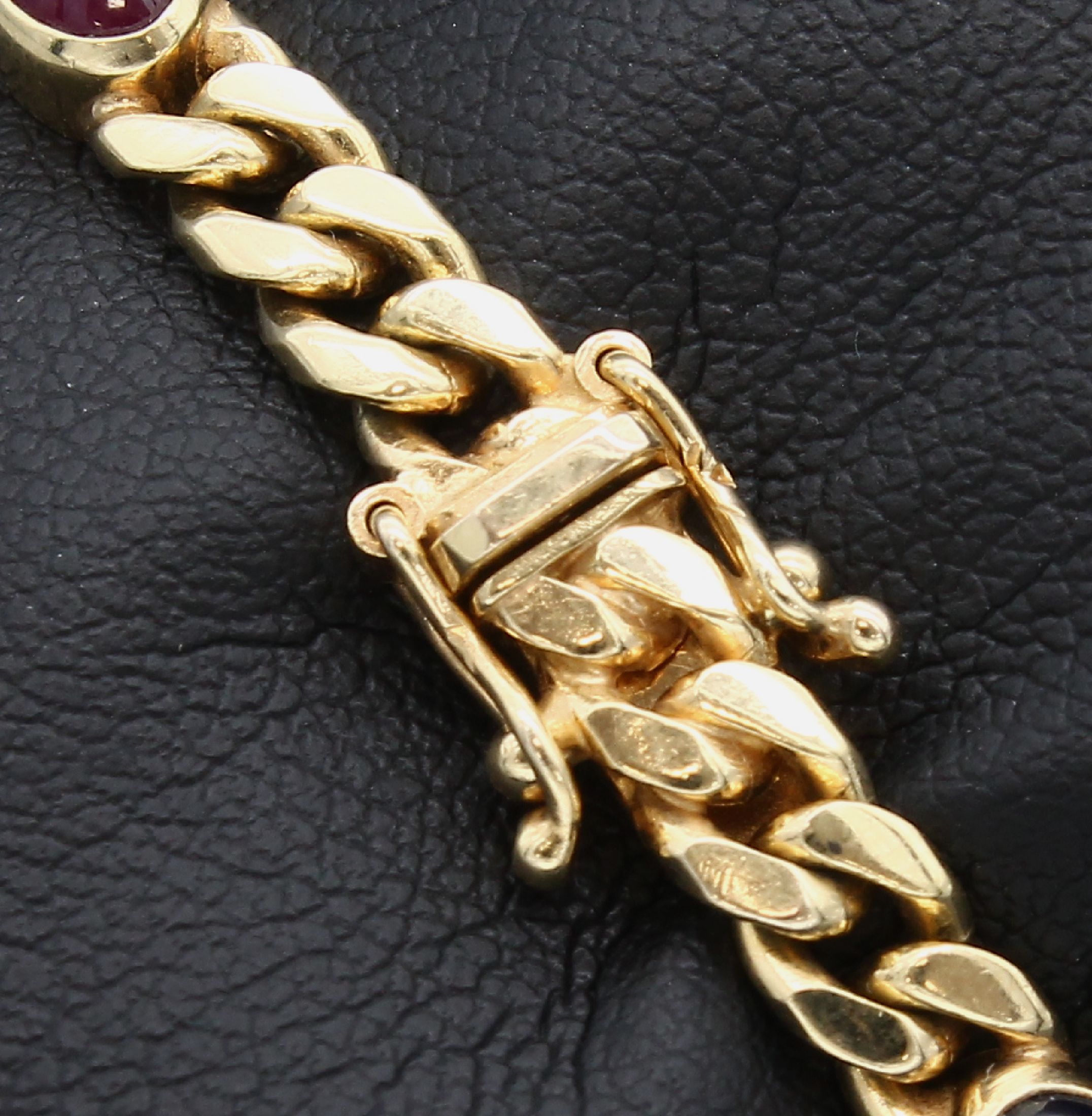 Detail b: 14 kt Gold Farbstein-Armband, GG 585/000, 4Saphir-, 3 Rubin- und 3 Smaragd-Cabochons zus.ca. 6.0 ct, L. ca. 19 cm, Kastenschloss mit 2 ...