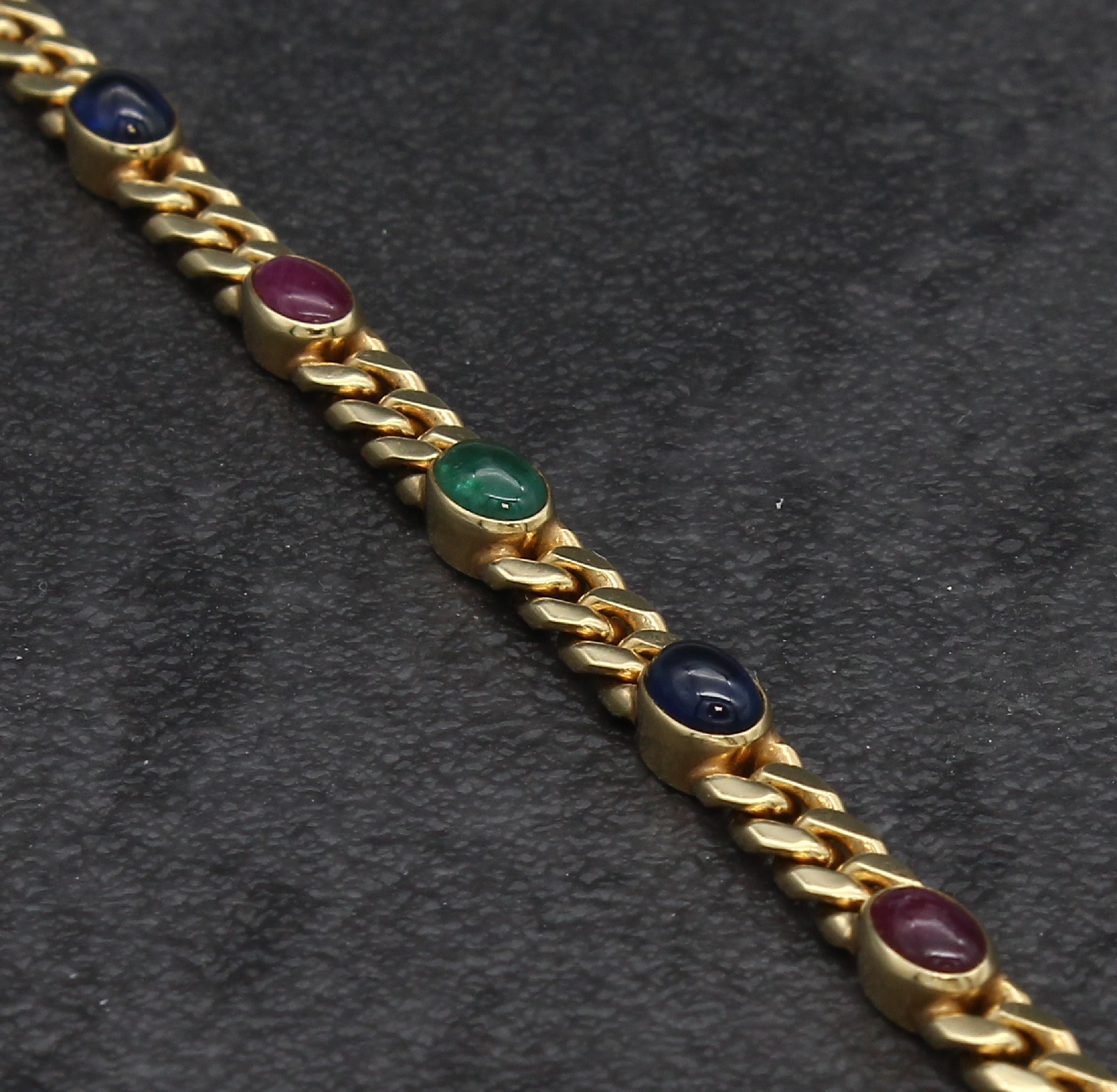 Detail d: 14 kt Gold Farbstein-Armband, GG 585/000, 4Saphir-, 3 Rubin- und 3 Smaragd-Cabochons zus.ca. 6.0 ct, L. ca. 19 cm, Kastenschloss mit 2 ...