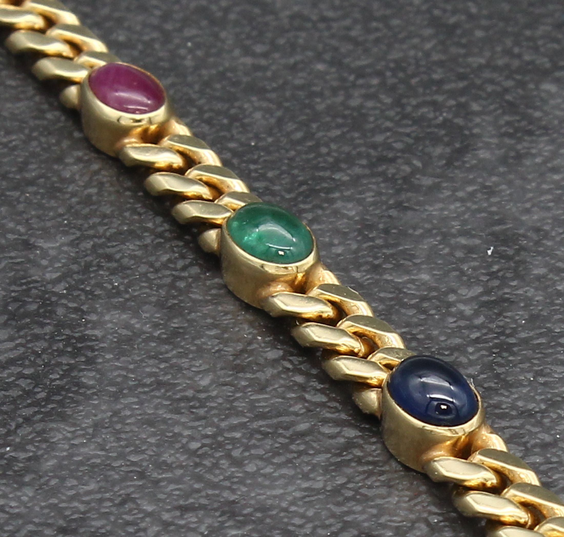 Detail e: 14 kt Gold Farbstein-Armband, GG 585/000, 4Saphir-, 3 Rubin- und 3 Smaragd-Cabochons zus.ca. 6.0 ct, L. ca. 19 cm, Kastenschloss mit 2 ...