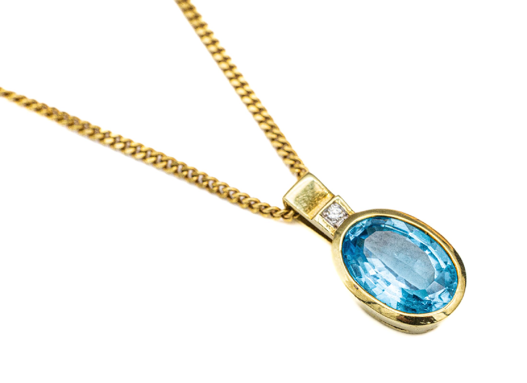 14 kt Gold Topas-Brillant-Anhänger, GG 585/000, ovalfacett. Blautopas (beh.) ca. 4.50ct, 1 Brillant ca. 0.015 ct Weiß/si, 2 cm x 1 cm, an Kette, ...