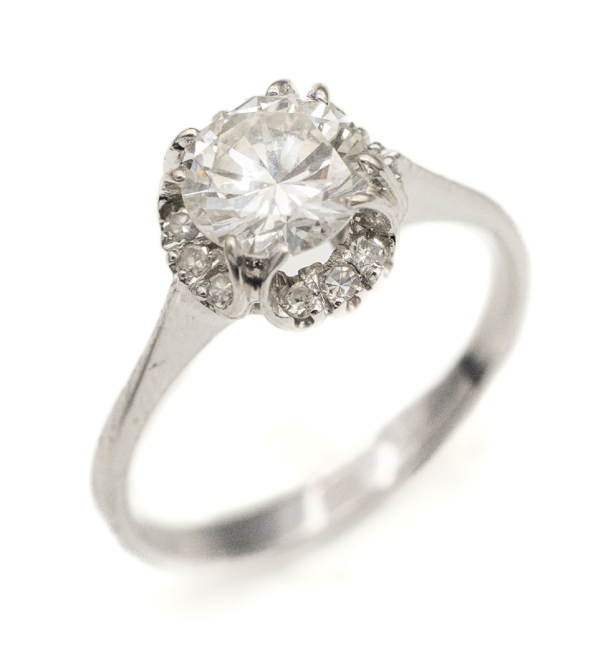 18 kt Gold Brillant Solitär Ring, WG 750/000, Brillant ca. 1.235 ct Weiß/lupenrein lt. Gallia Expertise 11/1978, erhaben gefasst, Fassung ...