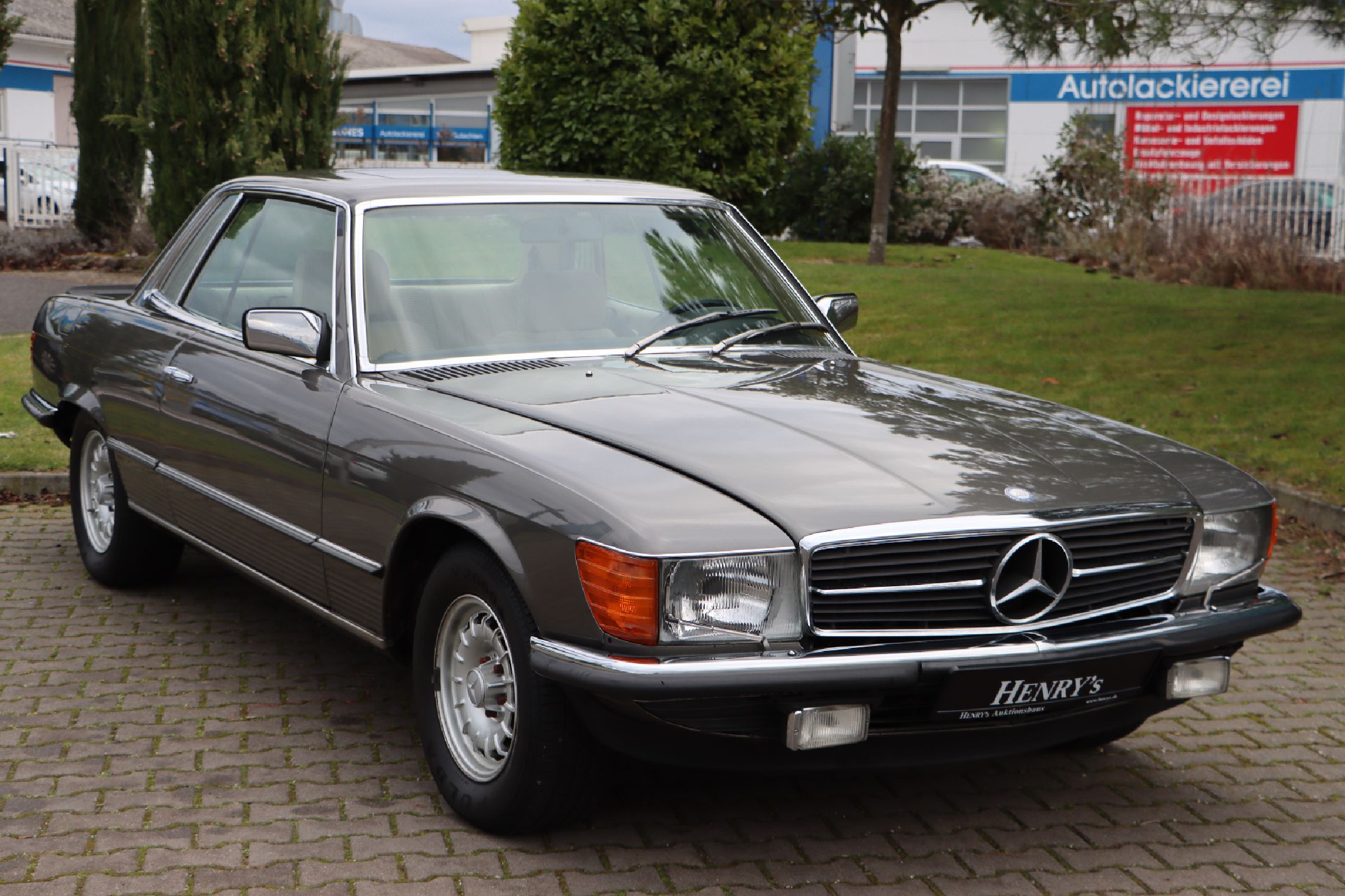 Detail a: Mercedes-Benz 500 SLC, Fahrgestellnummer: WDB10702612002281, EZ 02/1981, 2. Hand innerhalb einer Familie, Laufleistung ca. 240.000 km abgelesen, HU ...