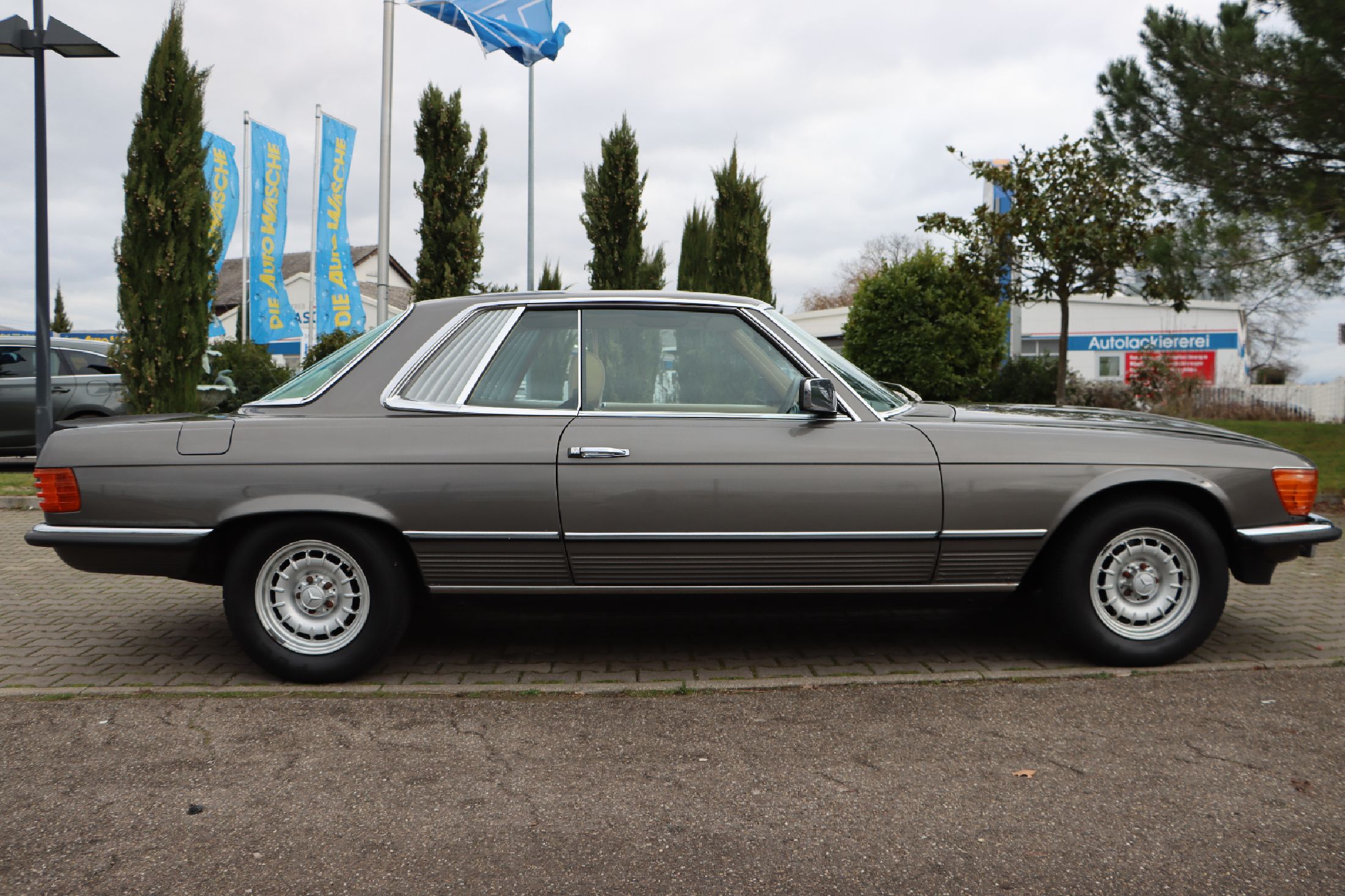 Detail b: Mercedes-Benz 500 SLC, Fahrgestellnummer: WDB10702612002281, EZ 02/1981, 2. Hand innerhalb einer Familie, Laufleistung ca. 240.000 km abgelesen, HU ...