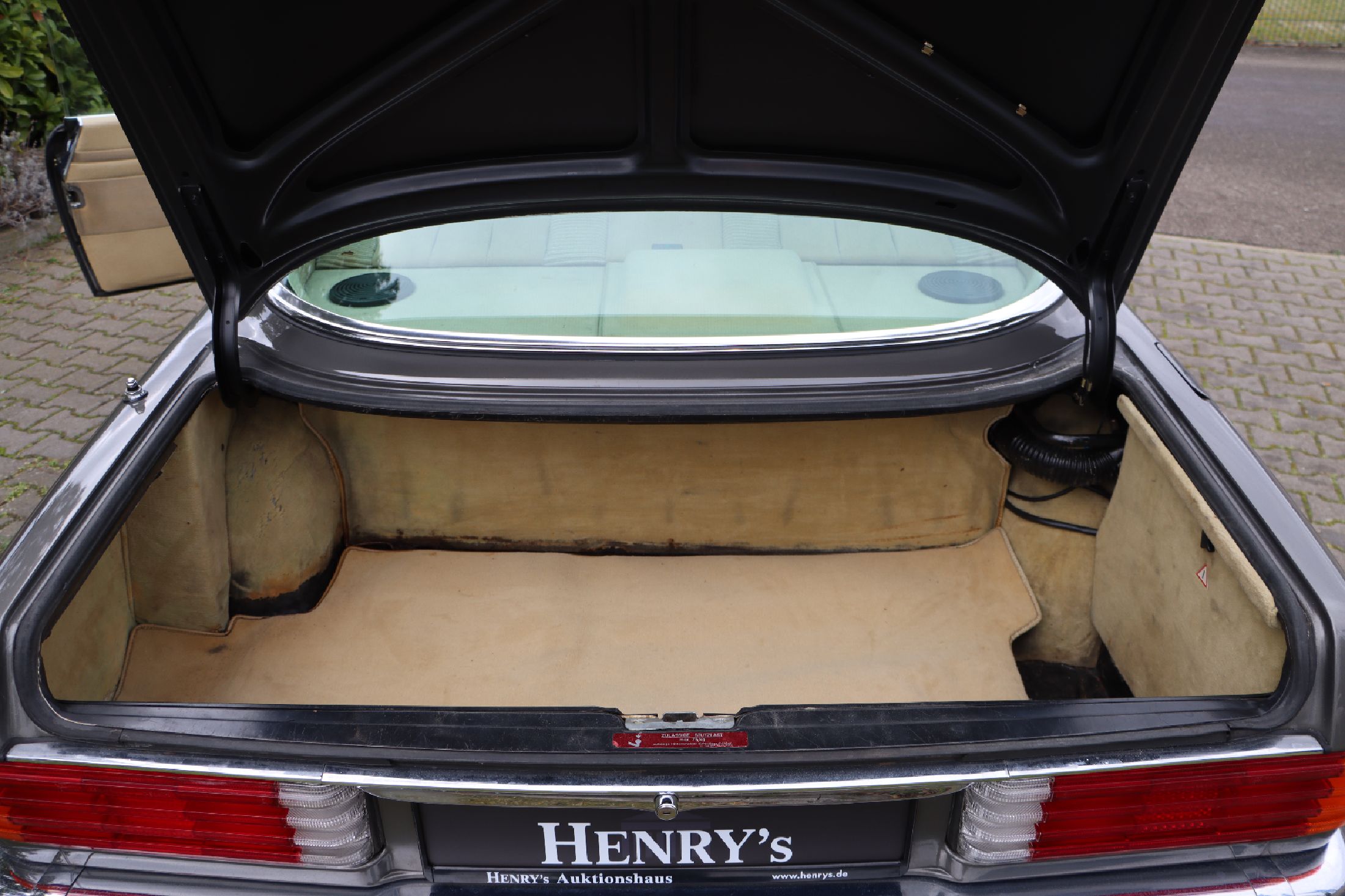 Detail d: Mercedes-Benz 500 SLC, Fahrgestellnummer: WDB10702612002281, EZ 02/1981, 2. Hand innerhalb einer Familie, Laufleistung ca. 240.000 km abgelesen, HU ...