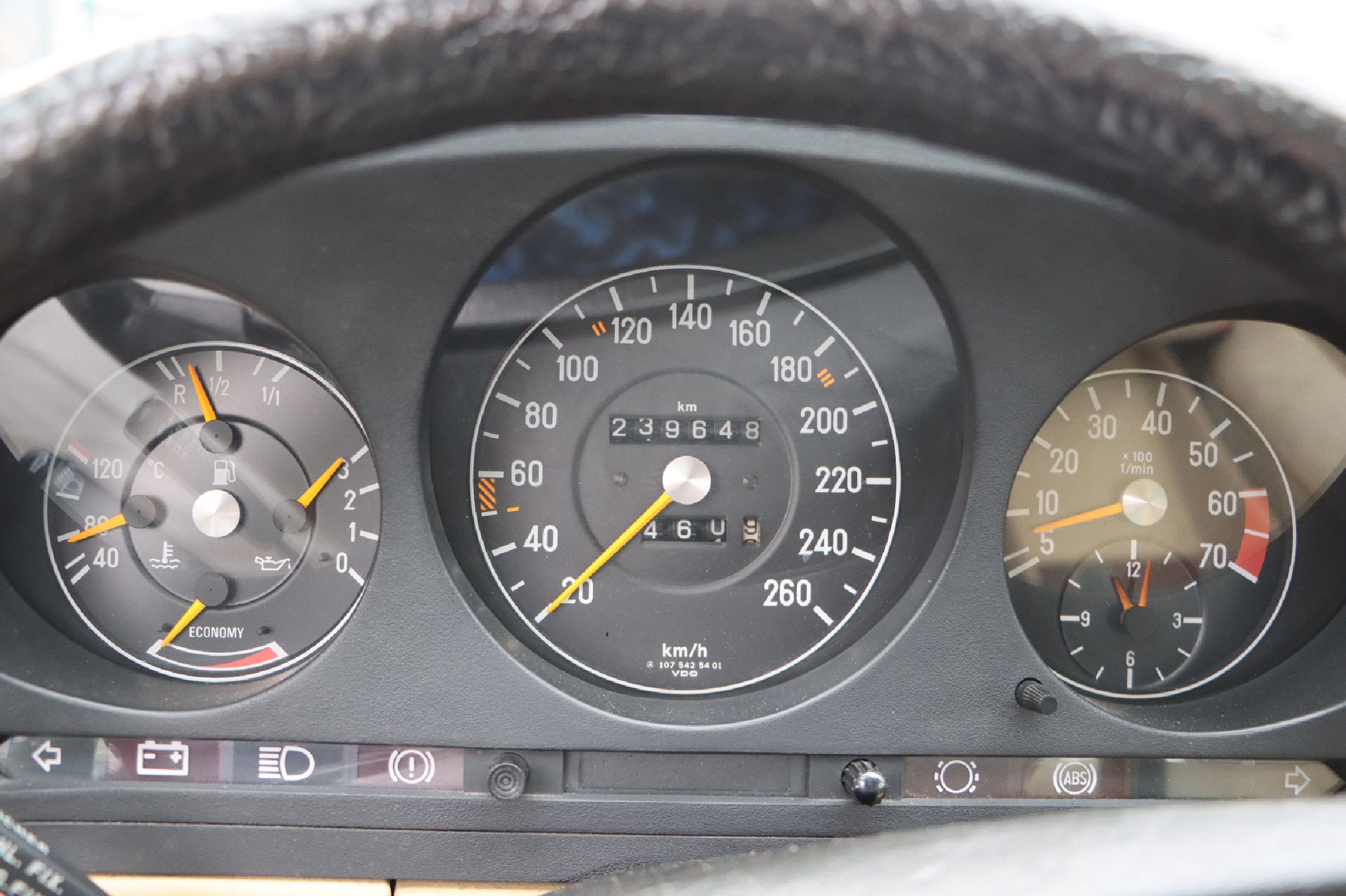 Detail e: Mercedes-Benz 500 SLC, Fahrgestellnummer: WDB10702612002281, EZ 02/1981, 2. Hand innerhalb einer Familie, Laufleistung ca. 240.000 km abgelesen, HU ...