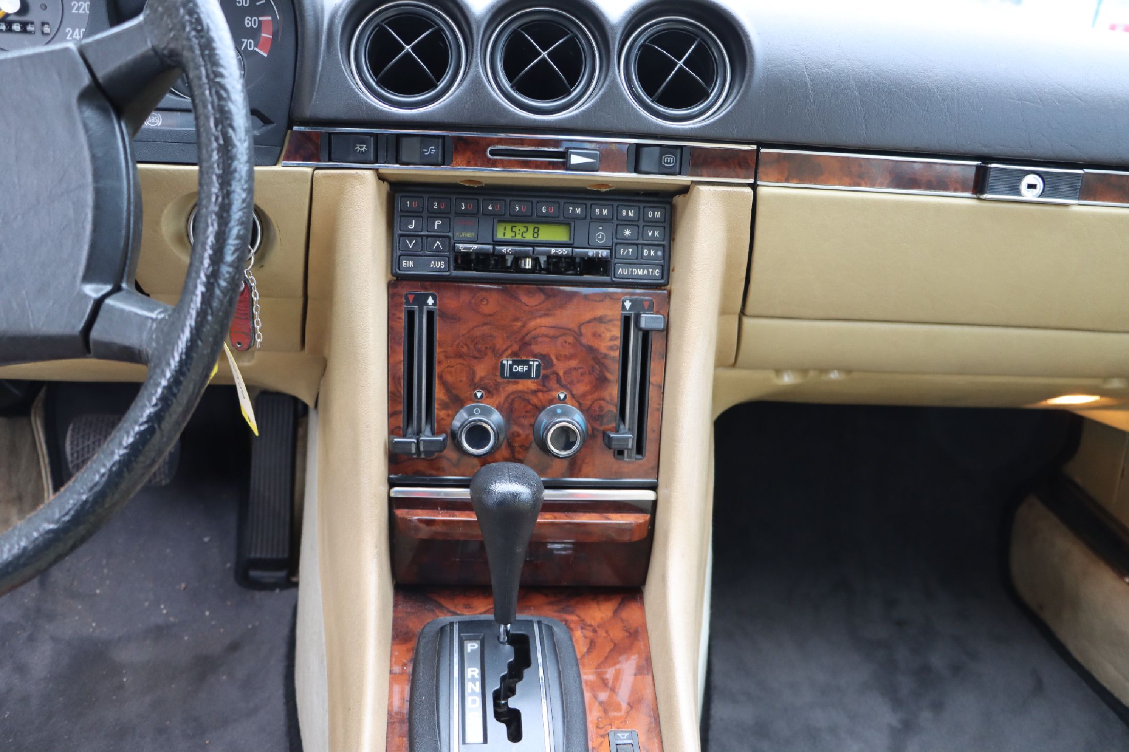 Detail f: Mercedes-Benz 500 SLC, Fahrgestellnummer: WDB10702612002281, EZ 02/1981, 2. Hand innerhalb einer Familie, Laufleistung ca. 240.000 km abgelesen, HU ...