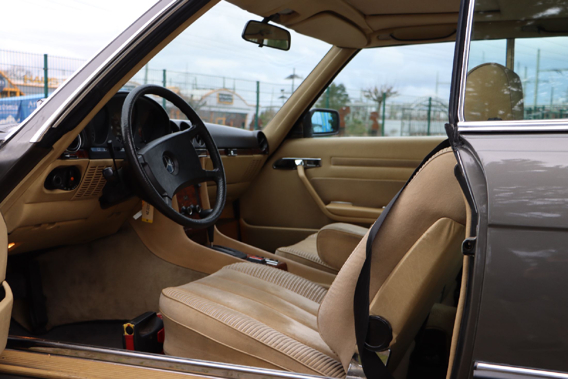 Detail g: Mercedes-Benz 500 SLC, Fahrgestellnummer: WDB10702612002281, EZ 02/1981, 2. Hand innerhalb einer Familie, Laufleistung ca. 240.000 km abgelesen, HU ...