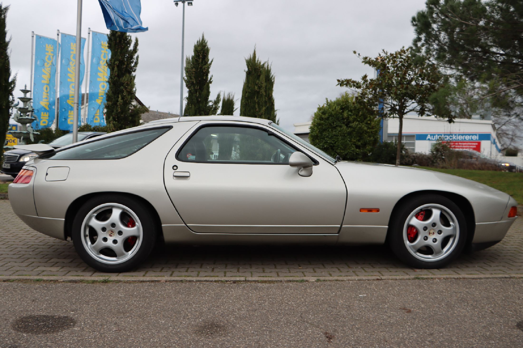 Detail a: Porsche 928 GTS, Fahrgestellnummer: WP0ZZZ92ZNS800549, EZ 05/1992, Fahrzeughalter unbekannt, Laufleistung ca. 213.000 km abgelesen, HU 07/2024, ...