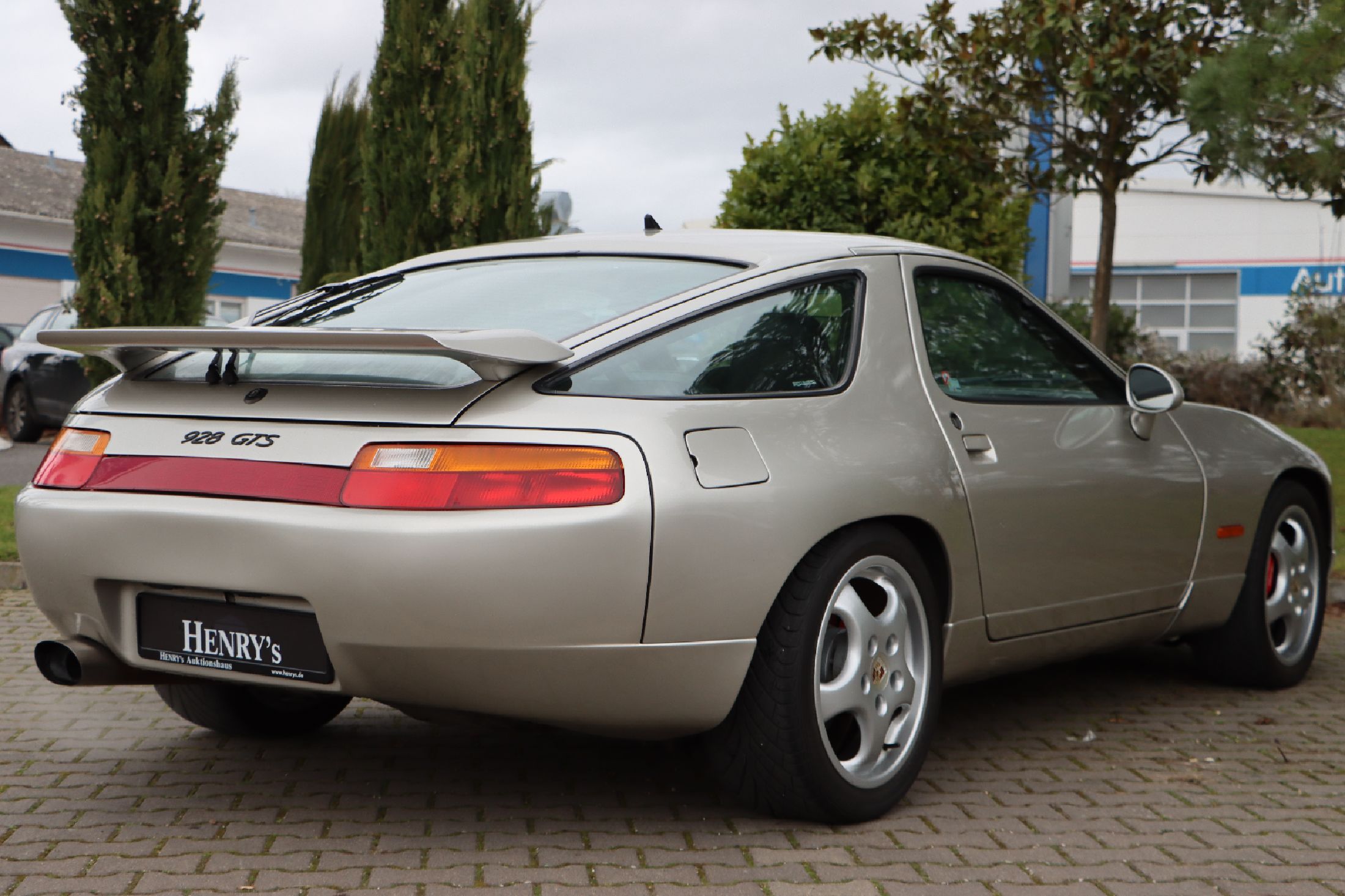 Detail b: Porsche 928 GTS, Fahrgestellnummer: WP0ZZZ92ZNS800549, EZ 05/1992, Fahrzeughalter unbekannt, Laufleistung ca. 213.000 km abgelesen, HU 07/2024, ...