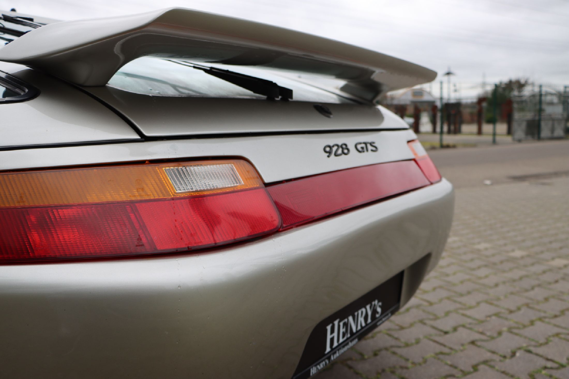 Detail c: Porsche 928 GTS, Fahrgestellnummer: WP0ZZZ92ZNS800549, EZ 05/1992, Fahrzeughalter unbekannt, Laufleistung ca. 213.000 km abgelesen, HU 07/2024, ...