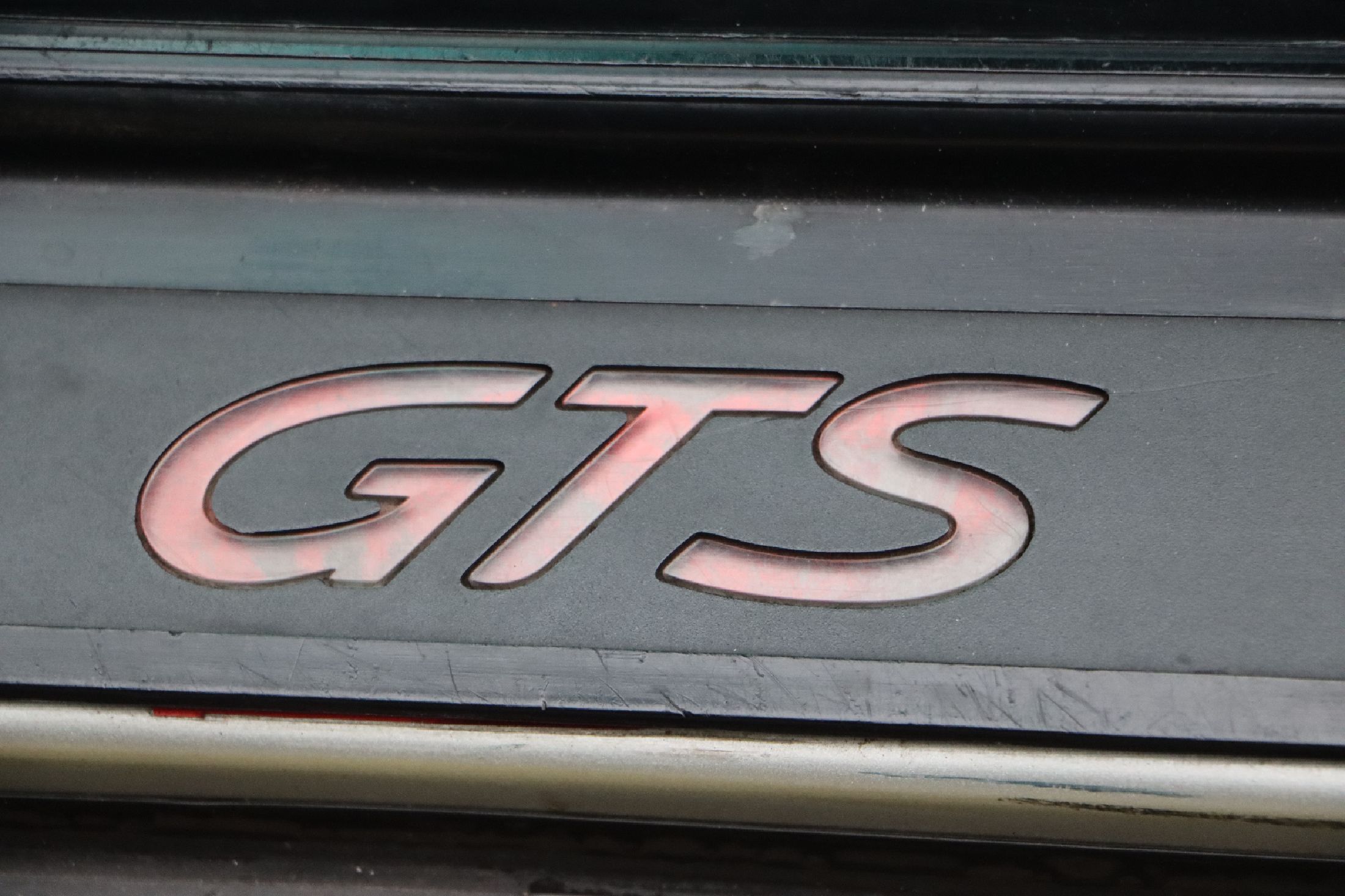 Detail d: Porsche 928 GTS, Fahrgestellnummer: WP0ZZZ92ZNS800549, EZ 05/1992, Fahrzeughalter unbekannt, Laufleistung ca. 213.000 km abgelesen, HU 07/2024, ...