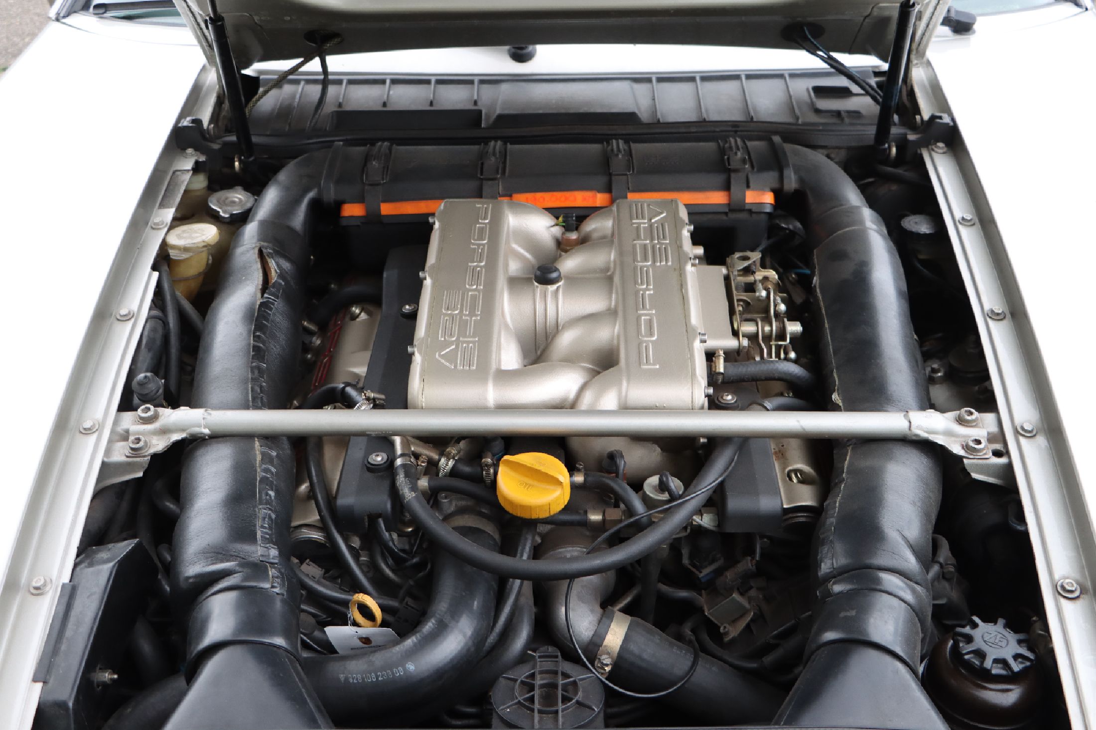 Detail i: Porsche 928 GTS, Fahrgestellnummer: WP0ZZZ92ZNS800549, EZ 05/1992, Fahrzeughalter unbekannt, Laufleistung ca. 213.000 km abgelesen, HU 07/2024, ...