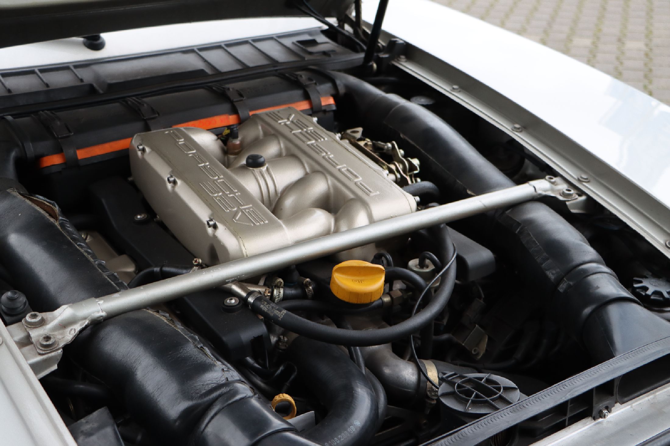 Detail j: Porsche 928 GTS, Fahrgestellnummer: WP0ZZZ92ZNS800549, EZ 05/1992, Fahrzeughalter unbekannt, Laufleistung ca. 213.000 km abgelesen, HU 07/2024, ...