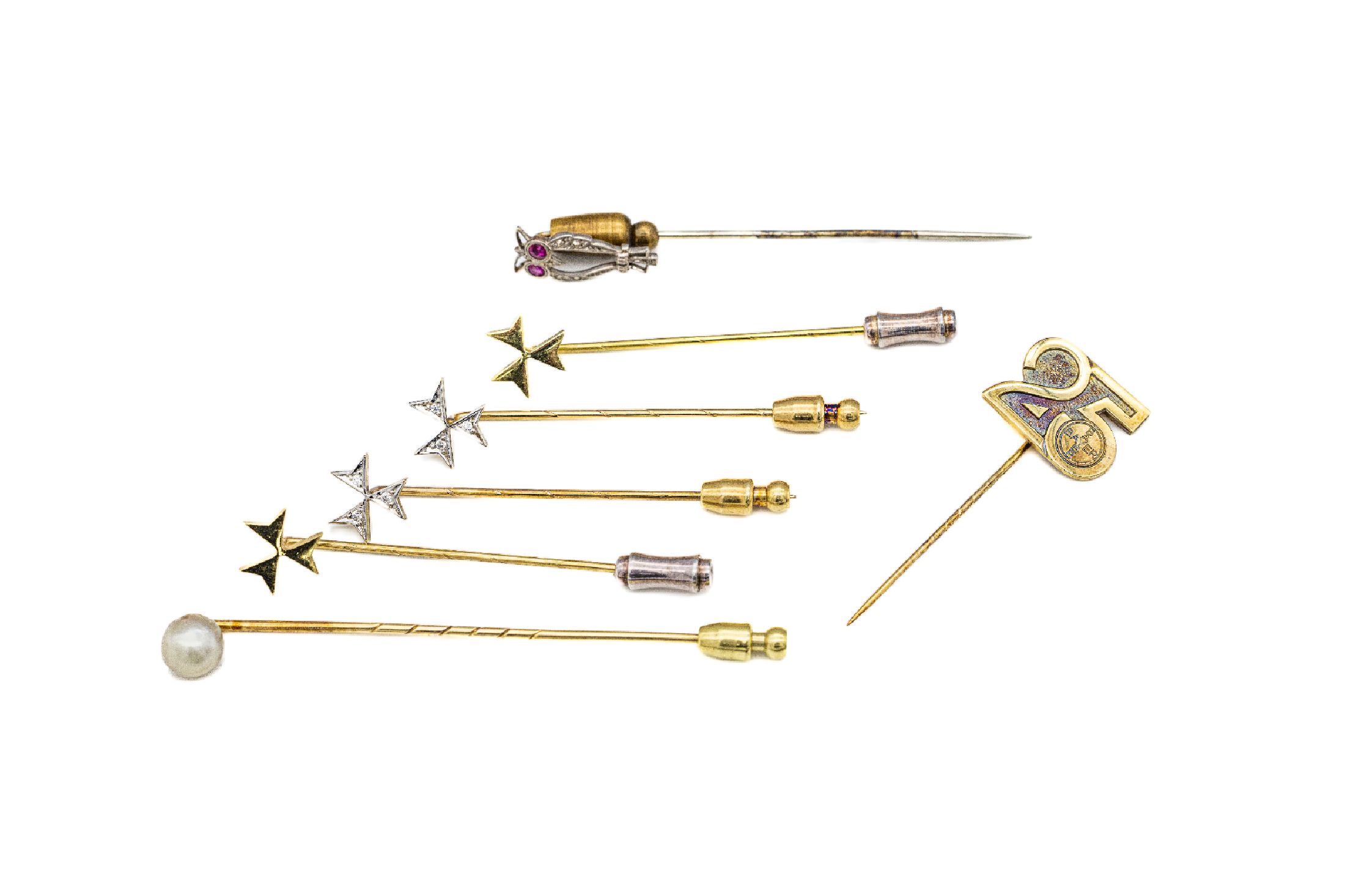 Konvolut 7 Krawattennadeln, GG und WG 585/000, 2 x Kreuz mit kl. Brillanten, 2 x Kreuz, 1 x mit Zuchtperle, D. ca. 7 mm, 1 x 25jähriges ...
