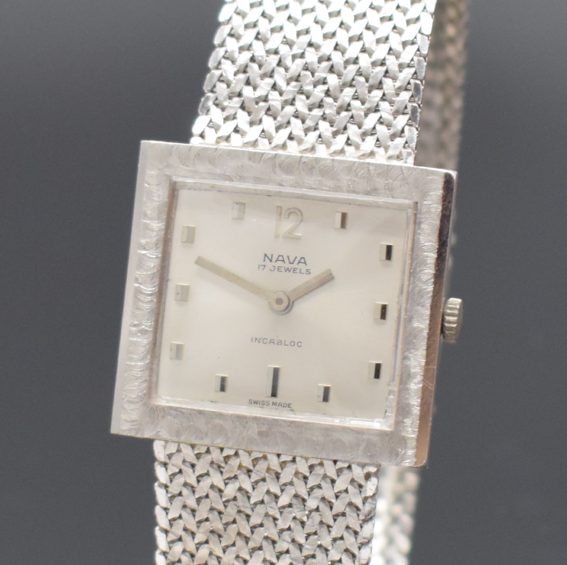 Detail a: NAVA Armbanduhr in WG 585/000, Schweiz um 1970, Handaufzug, Boden aufgedr., silb. Zifferbl. m. silb. Std.-Ind. und Zeigern, verg. Ankerwerk Kal. FHF ...