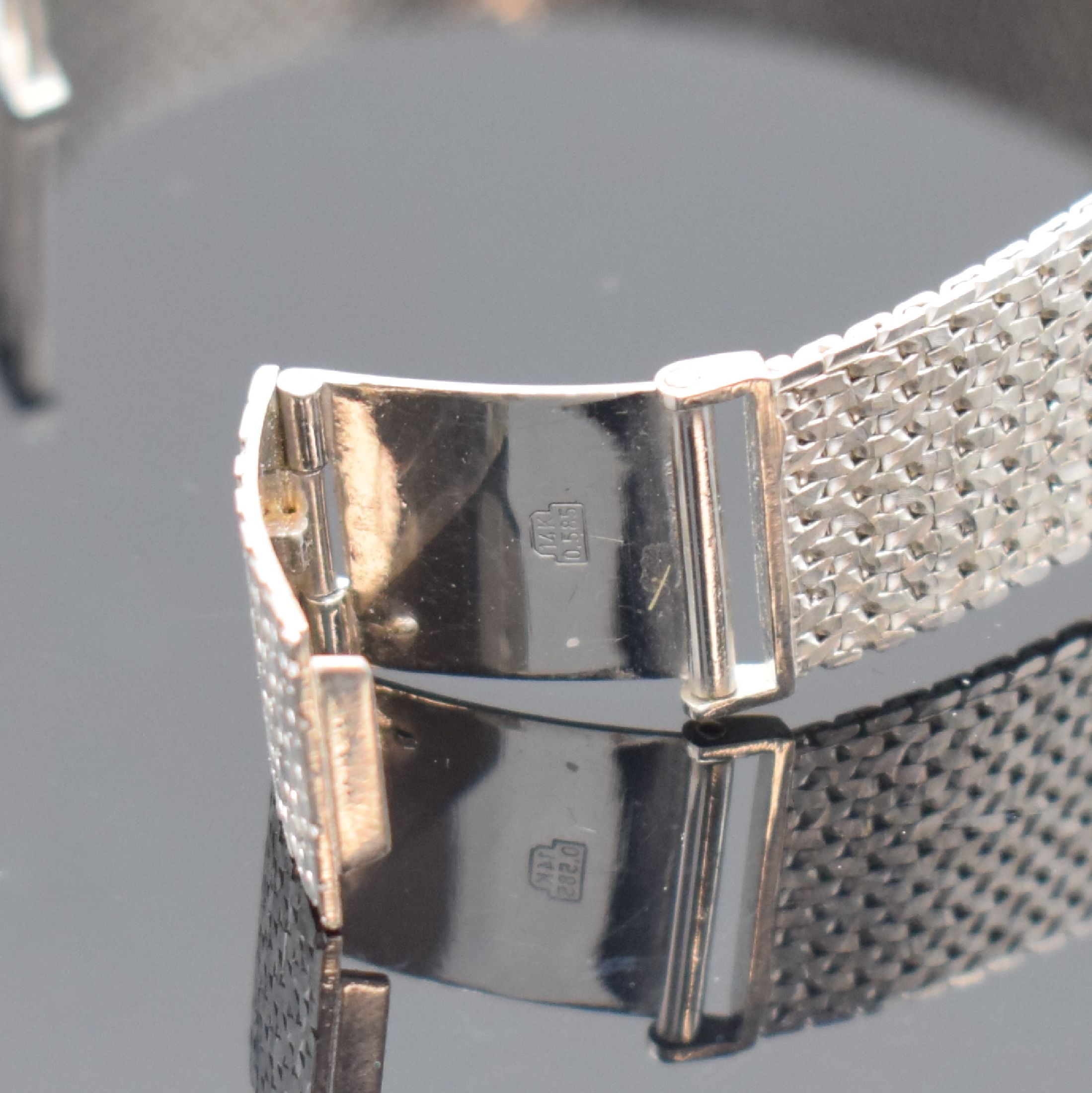 Detail b: NAVA Armbanduhr in WG 585/000, Schweiz um 1970, Handaufzug, Boden aufgedr., silb. Zifferbl. m. silb. Std.-Ind. und Zeigern, verg. Ankerwerk Kal. FHF ...
