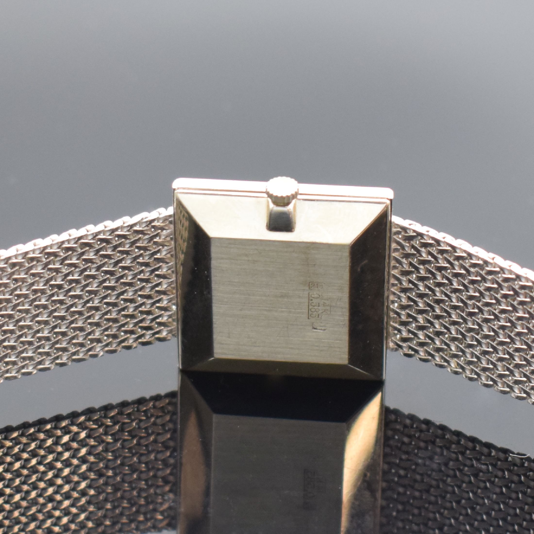 Detail d: NAVA Armbanduhr in WG 585/000, Schweiz um 1970, Handaufzug, Boden aufgedr., silb. Zifferbl. m. silb. Std.-Ind. und Zeigern, verg. Ankerwerk Kal. FHF ...