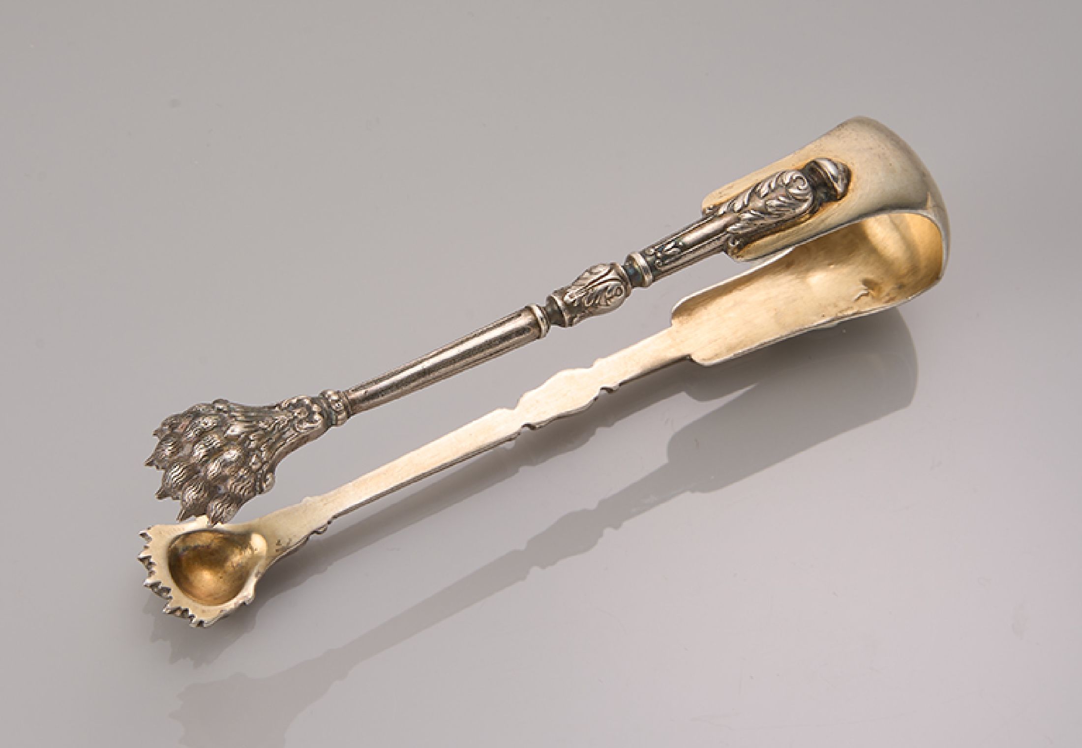 Zuckerzange, Frankreich um 1900, Jugendstil, 950er Silber, teilvergoldet, Enden in Klauenform, Akanthusverzierung, fein punziert und graviert, L ca. ...