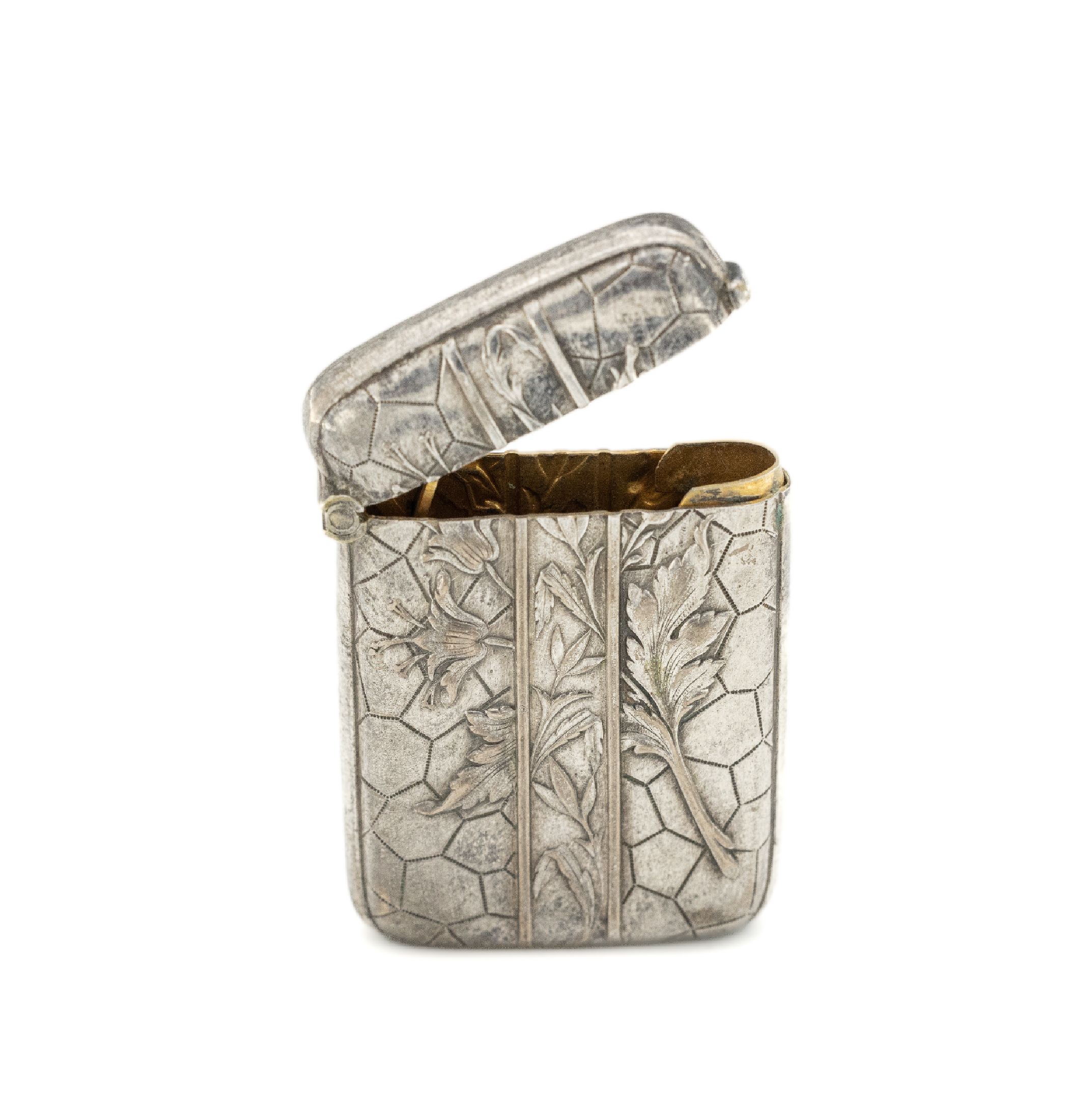 Streichholzetui, Frankreich um 1900, Metall versilbert, floraler Dekor, geometrisierend, fein graviert, stilrein, sammelwürdig, ca. 4.7 x 3.2 cm