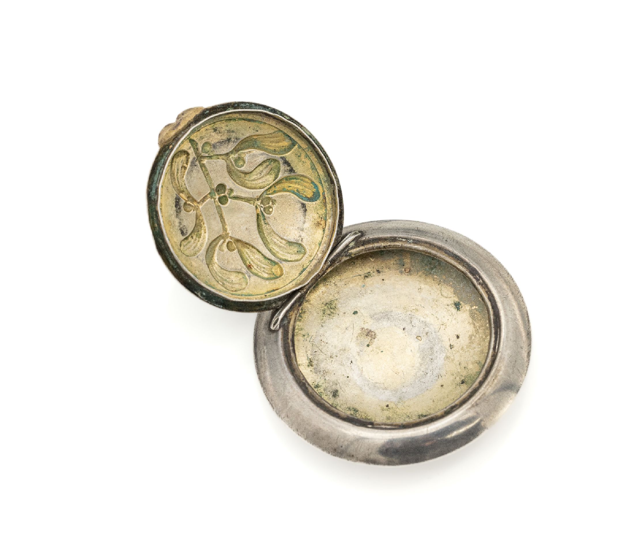 Detail a: Pillendose/Puderdose, Frankreich um 1900, reiner Jugendstil, 800er Silber, Deckel mit erhabenem Mistelzweigdekor, Anhängeöse, Durchm. ca. 4.6 cm, ...